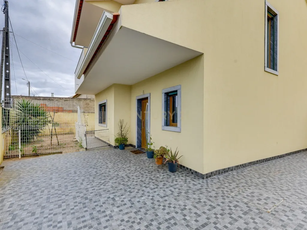 Moradia T4 Isolada Duplex com Box em Adroana, Alcabideche - Image 8
