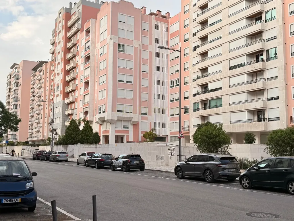 T1 espaçoso, na zona mais nobre de Telheiras, em Lisboa - Image 1