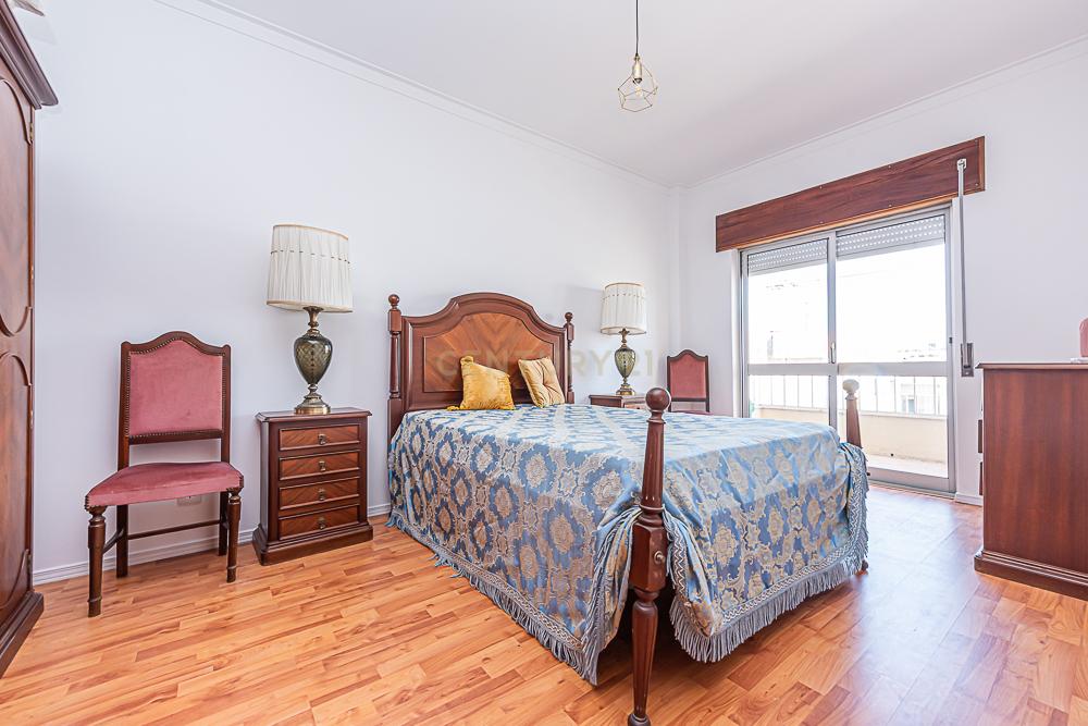Apartamento T3 em bom estado de conservação com áreas generosas, S. Sebastião, Setúbal - Image 12