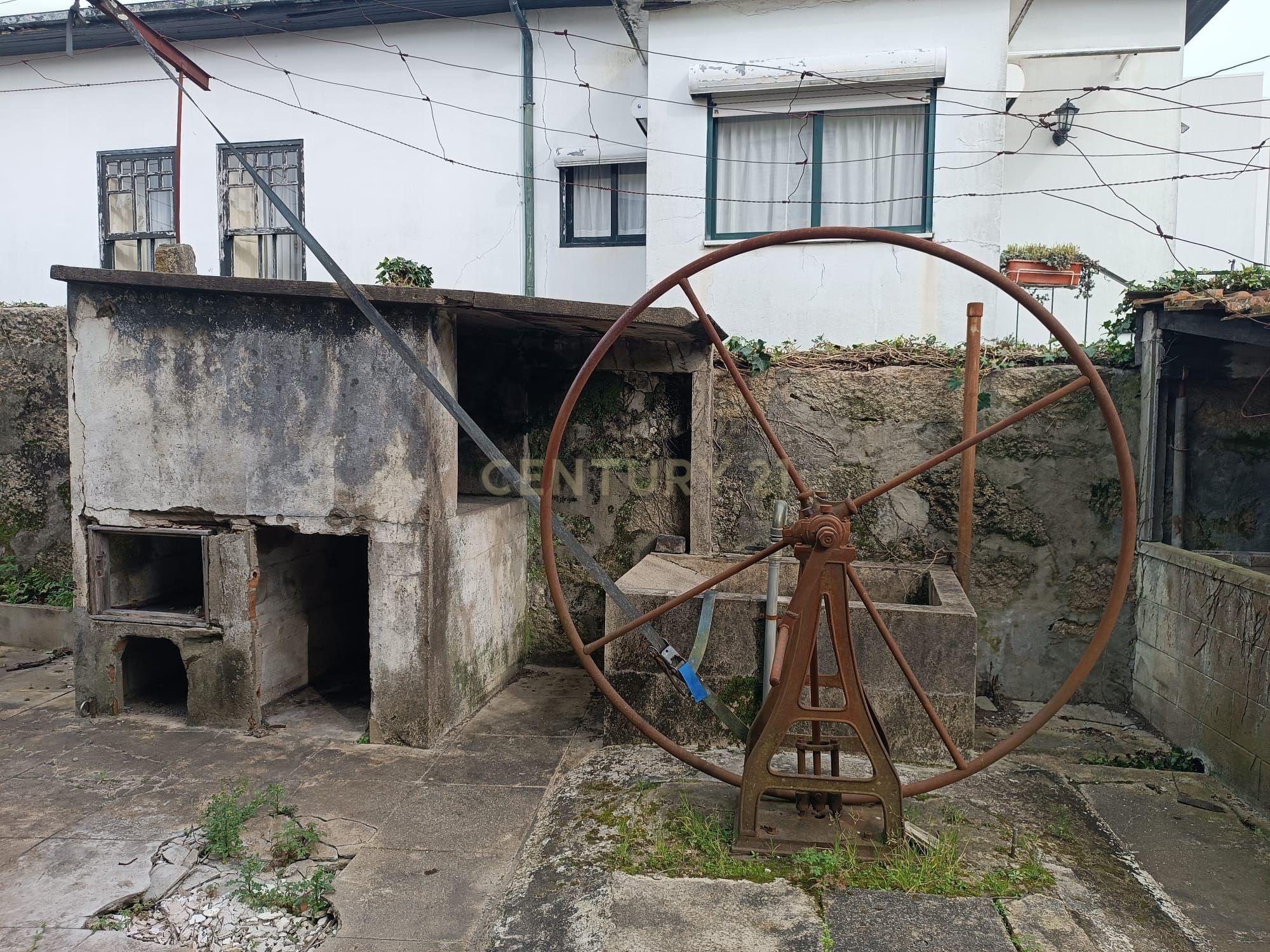 Moradia bifamiliar com cinco quartos, terreno e água para reconstrução no coração da Cidade da Maia, em Gueifaes - Image 14