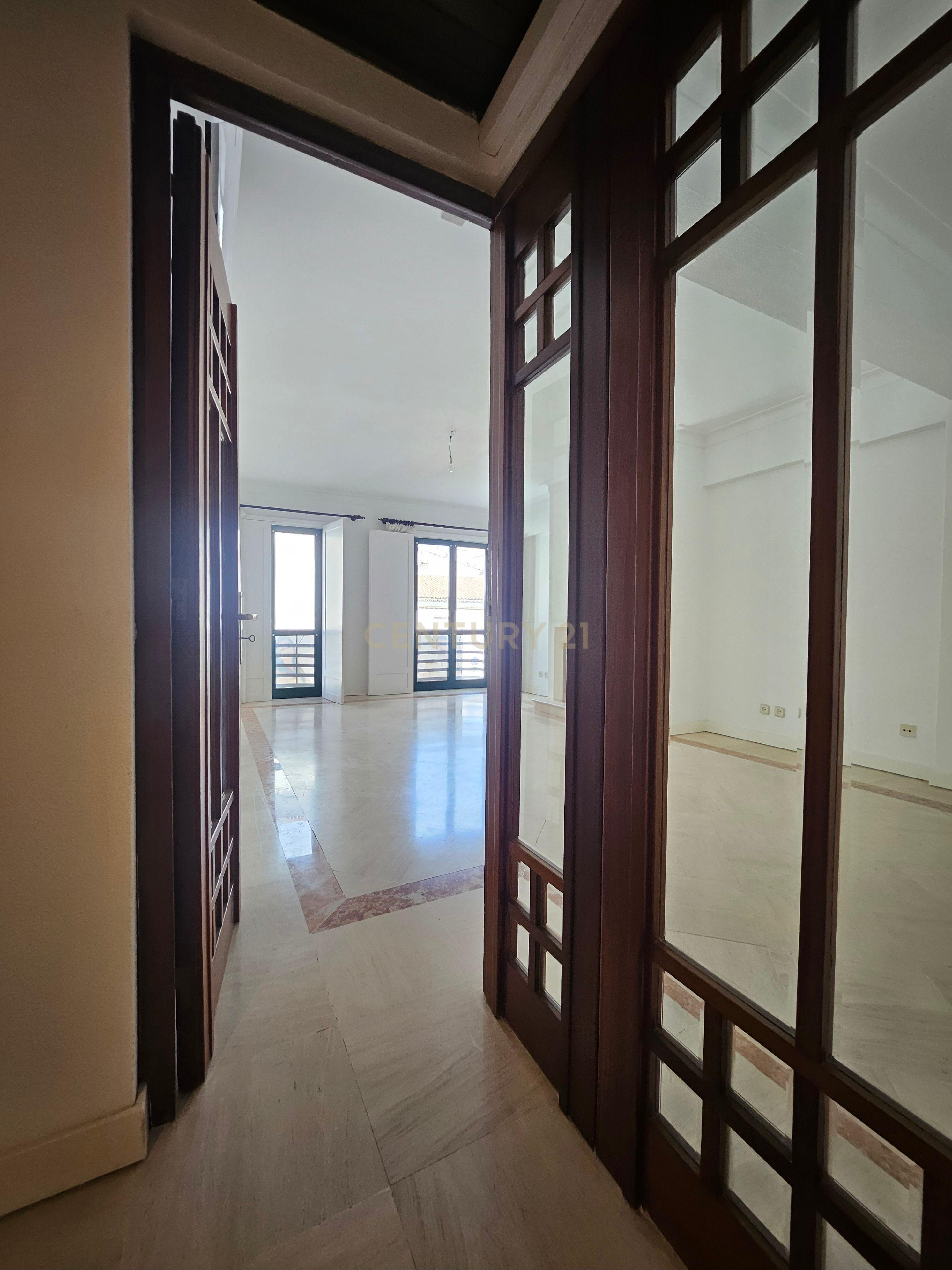 Apartamento T3 com terraço e garagem Condomínio Santa Catarina, Centro Histórico de Évora - Image 6
