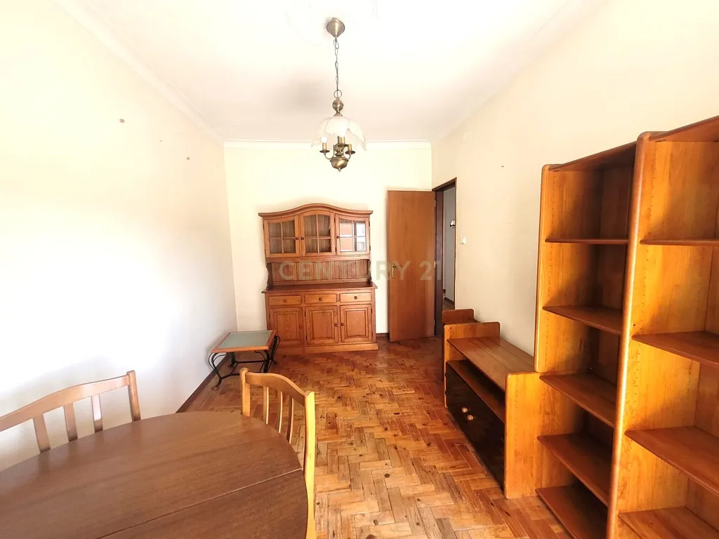 T2 com Varanda e Boas Áreas no Centro de Corroios - Image 4