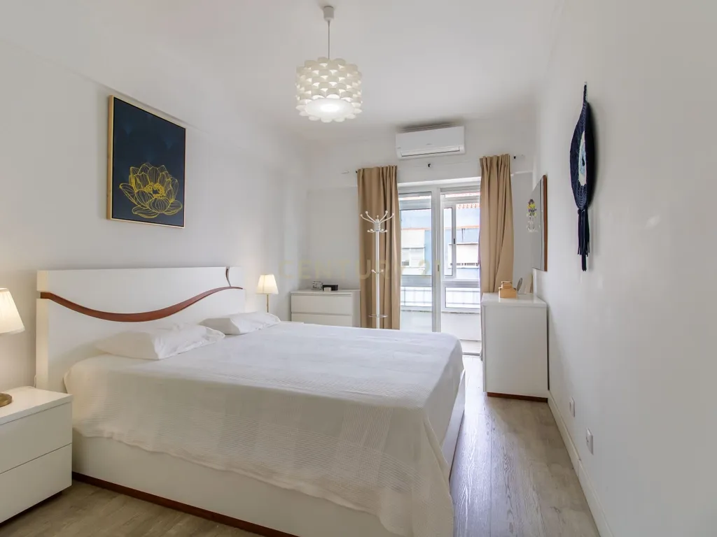 Apartamento T2 , com varanda e arrecadação , perto do metro - Odivelas - Image 9