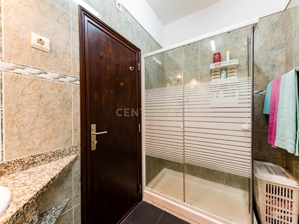 Apartamento T2 em Linda-a-Velha – Remodelado com Terraço e Excelente Localização - Image 16