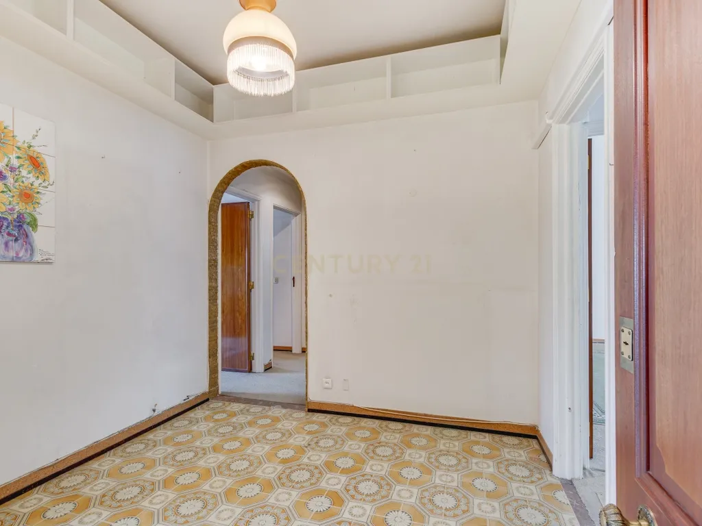 Apartamento T4 com Boas Áreas - Prt Av. Cidade Lourenço Marques - Olivais - Image 2