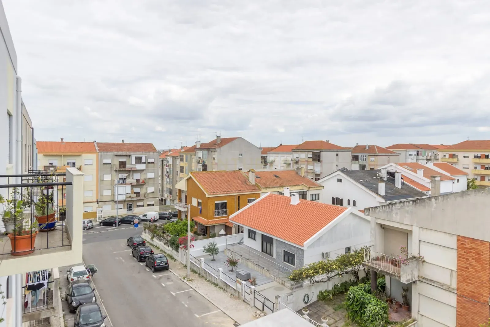 Apartamento T2 em Setúbal - Vista Cidade e Proximidade de Serviços - Image 11
