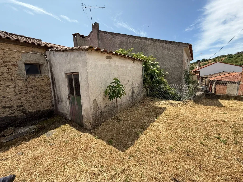 Casa T4 com Jardim e Adega em Vimioso - 53.000€ - Image 18