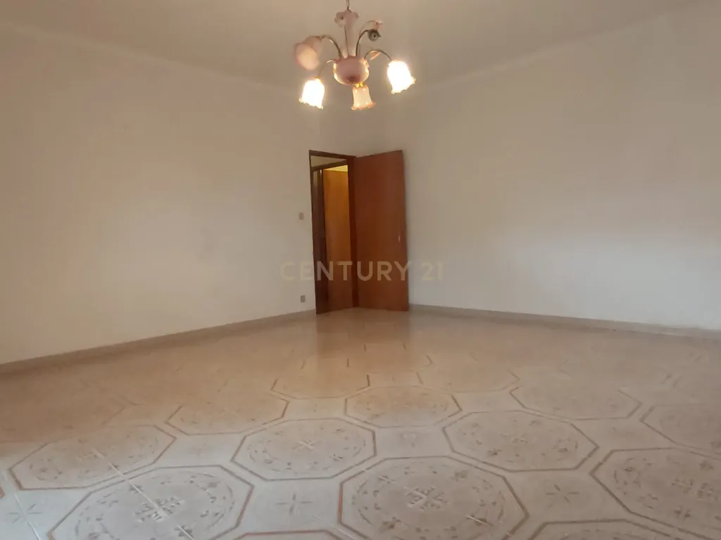 🌞 Apartamento T4 Luminoso com Excelentes Áreas e Garagem– Zona Premium de Beja - Image 16