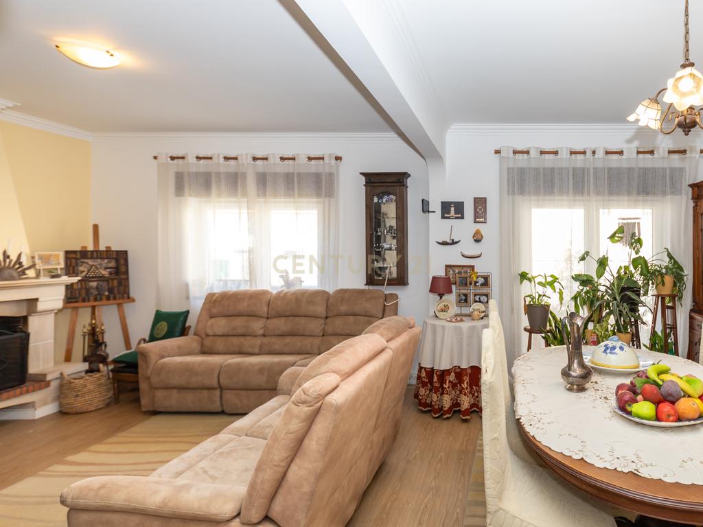 Moradia T5 no centro da Quinta do Conde – Espaço, Conforto e Localização Perfeita - Image 12