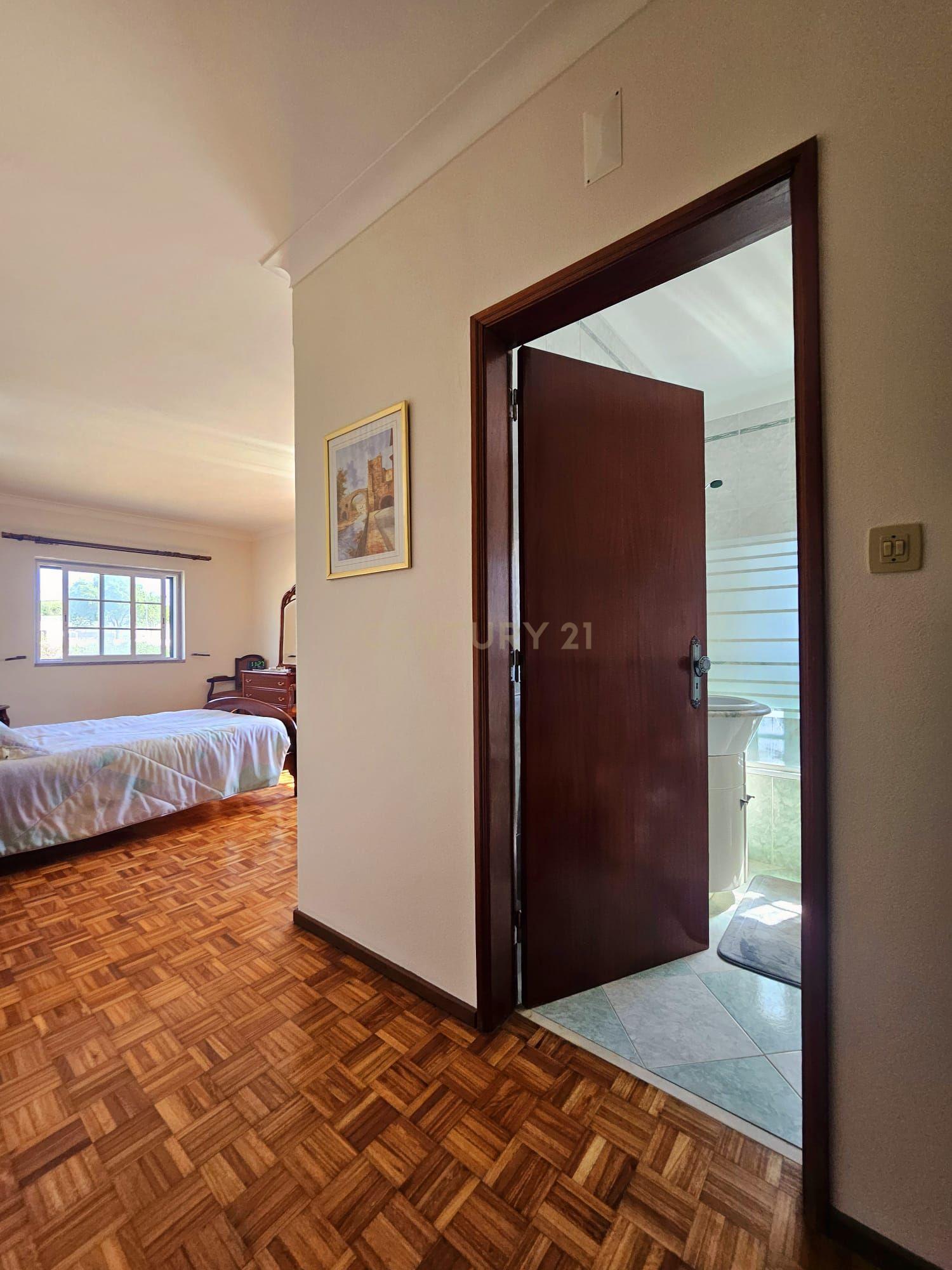Moradia Unifamiliar T4 com Vista Desafogada e Grande Lote de Terreno na Quinta da Condessa - Image 29