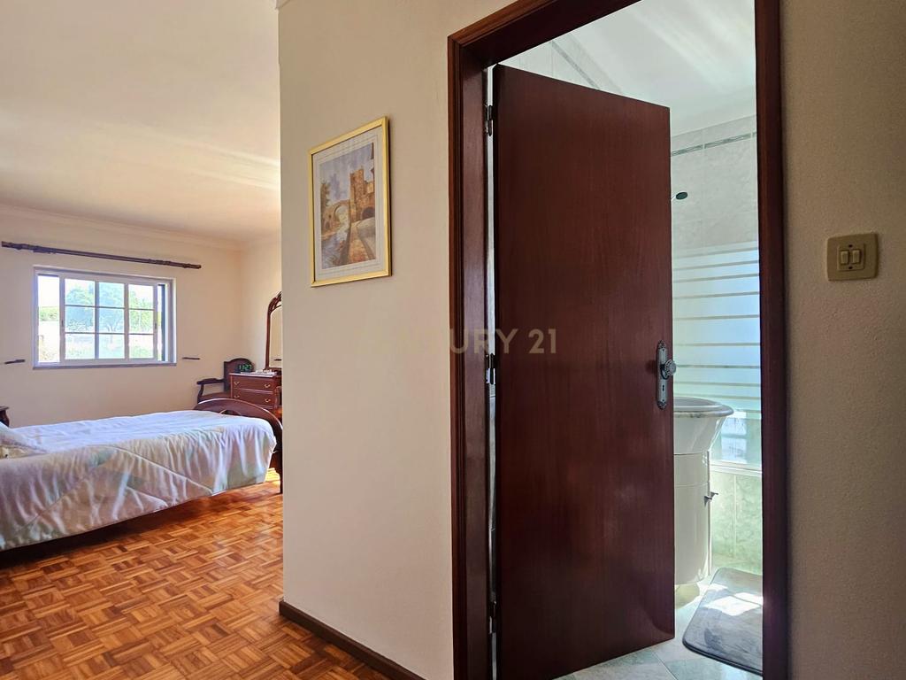 Moradia Unifamiliar T4 com Vista Desafogada e Grande Lote de Terreno na Quinta da Condessa - Image 29