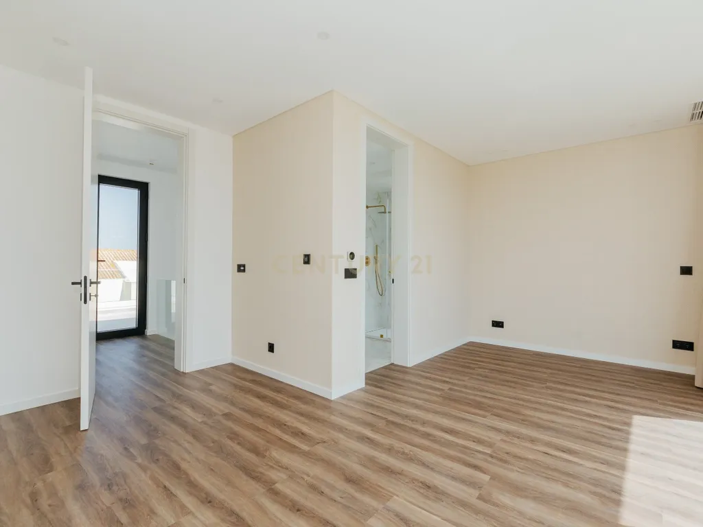 Moradia T4 com piscina e 3 suites | A escolha inteligente para viver com mais espaço a minutos de Lisboa - Image 28