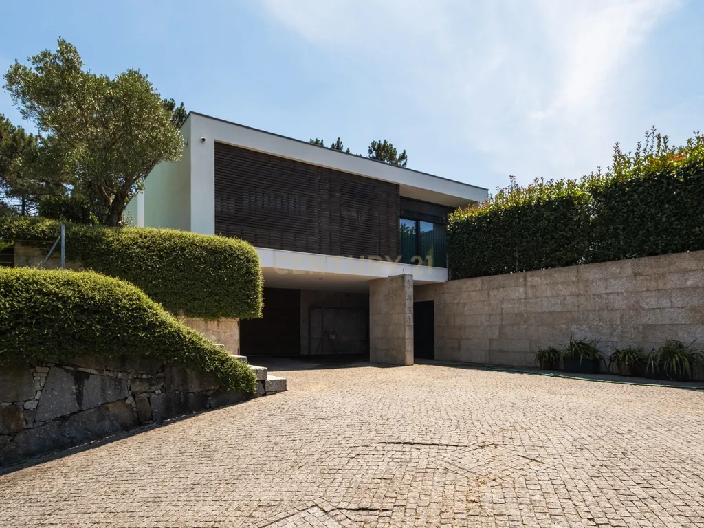 Luxuosa Moradia T4 com Piscina e Vista Panorâmica em Lousada - Image 3