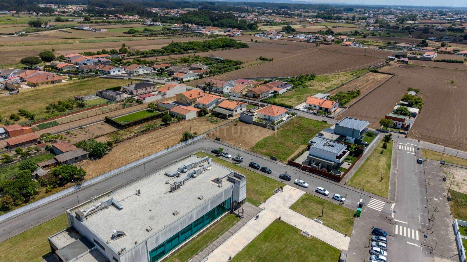Fotografia 11 de Oportunidade Única em Ovar: Espaço Versátil e Acessível