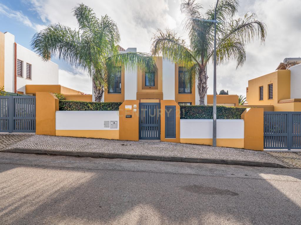 Moradia Unifamiliar de Prestígio | Quinta dos Álamos I Guia – Albufeira | T5 | Piscina | Jardim - Image 2
