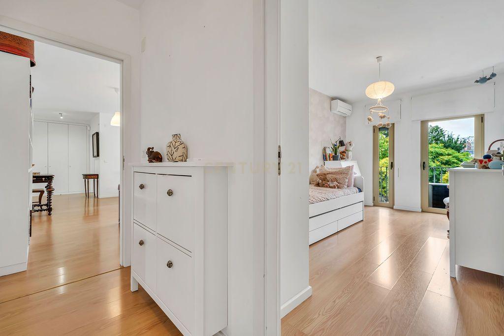Apartamento T2 com Vista Panorâmica em Entrecampos - Image 13