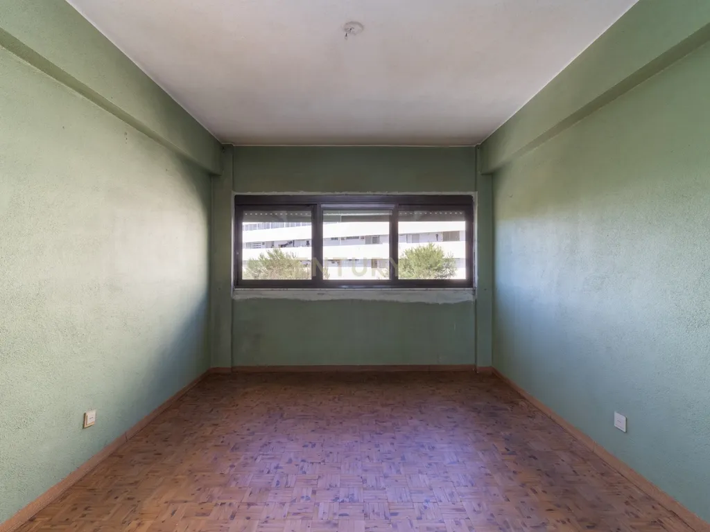 T3 com 73m² | 4º andar com elevador | Para remodelar em Lisboa - Image 8