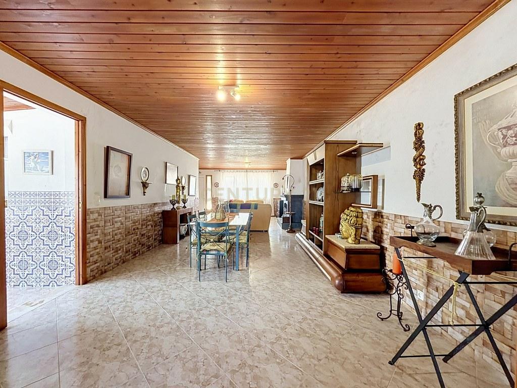 Moradia T3+1 térrea com garagem, jardim e amplo terreno — Aflitos, Fenais da Luz - Image 27