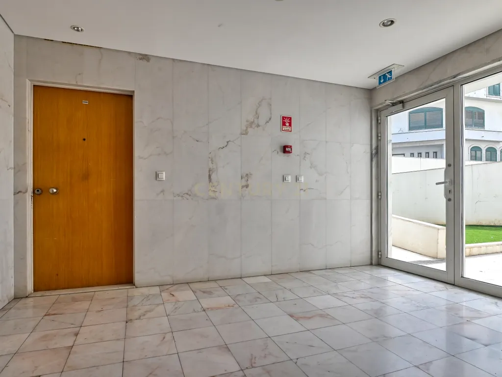 T2 com garagem, para arrendar - Av. Infante Santo (Lisboa) - Image 25