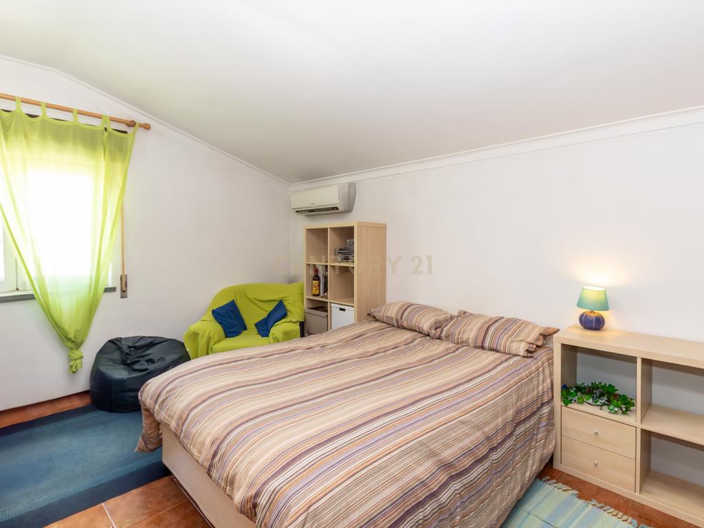 Moradia T5 no centro da Quinta do Conde – Espaço, Conforto e Localização Perfeita - Image 47