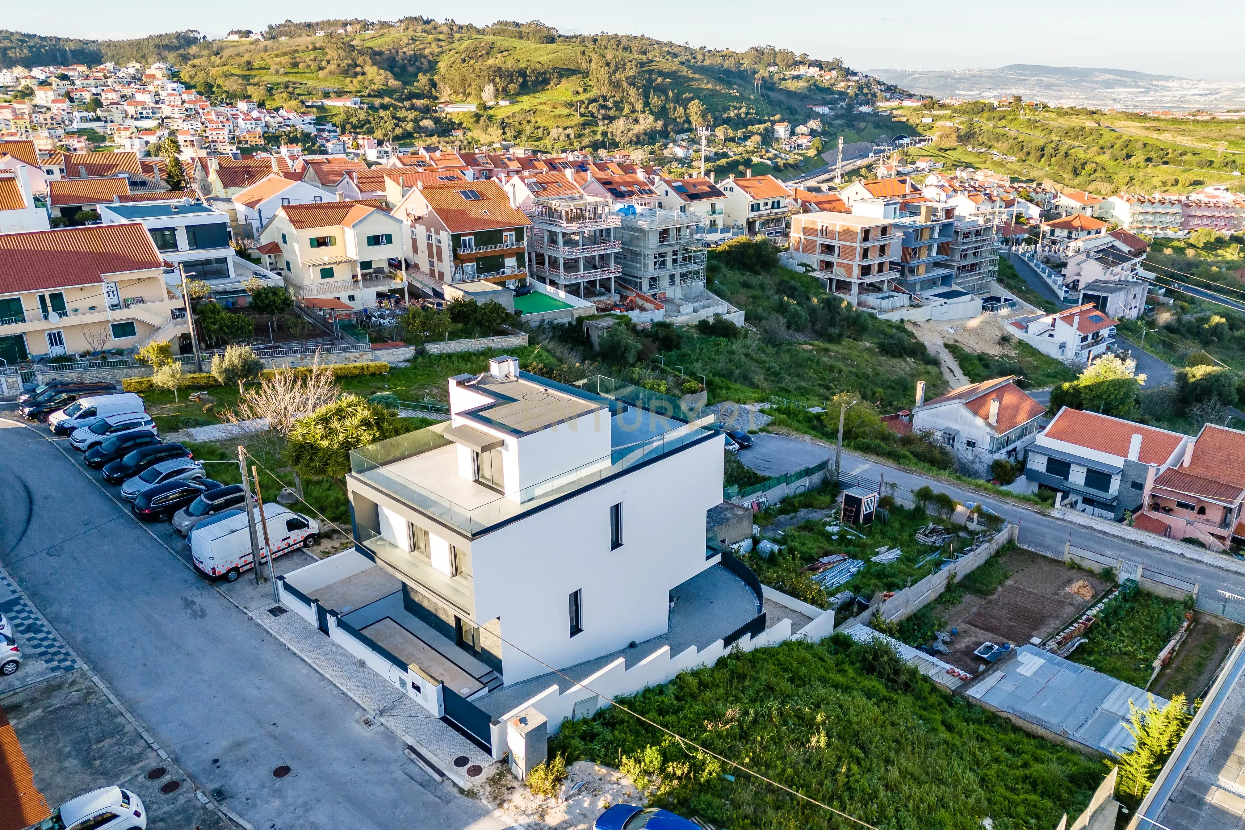 Luxuosa Moradia T4 com Piscina e Vista Panorâmica em Odivelas - Image 12