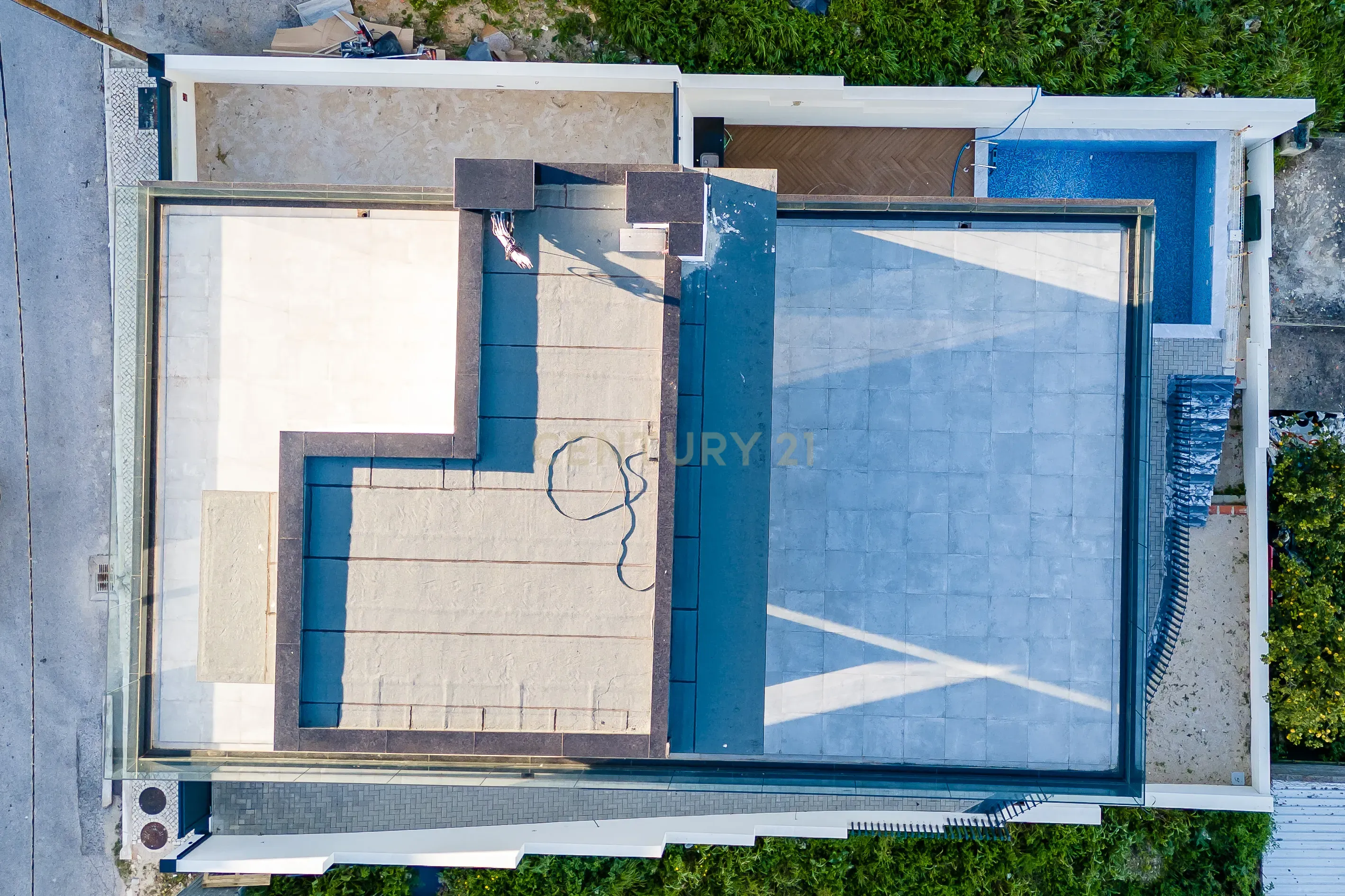Luxuosa Moradia T4 com Piscina e Vista Panorâmica em Odivelas - Image 7