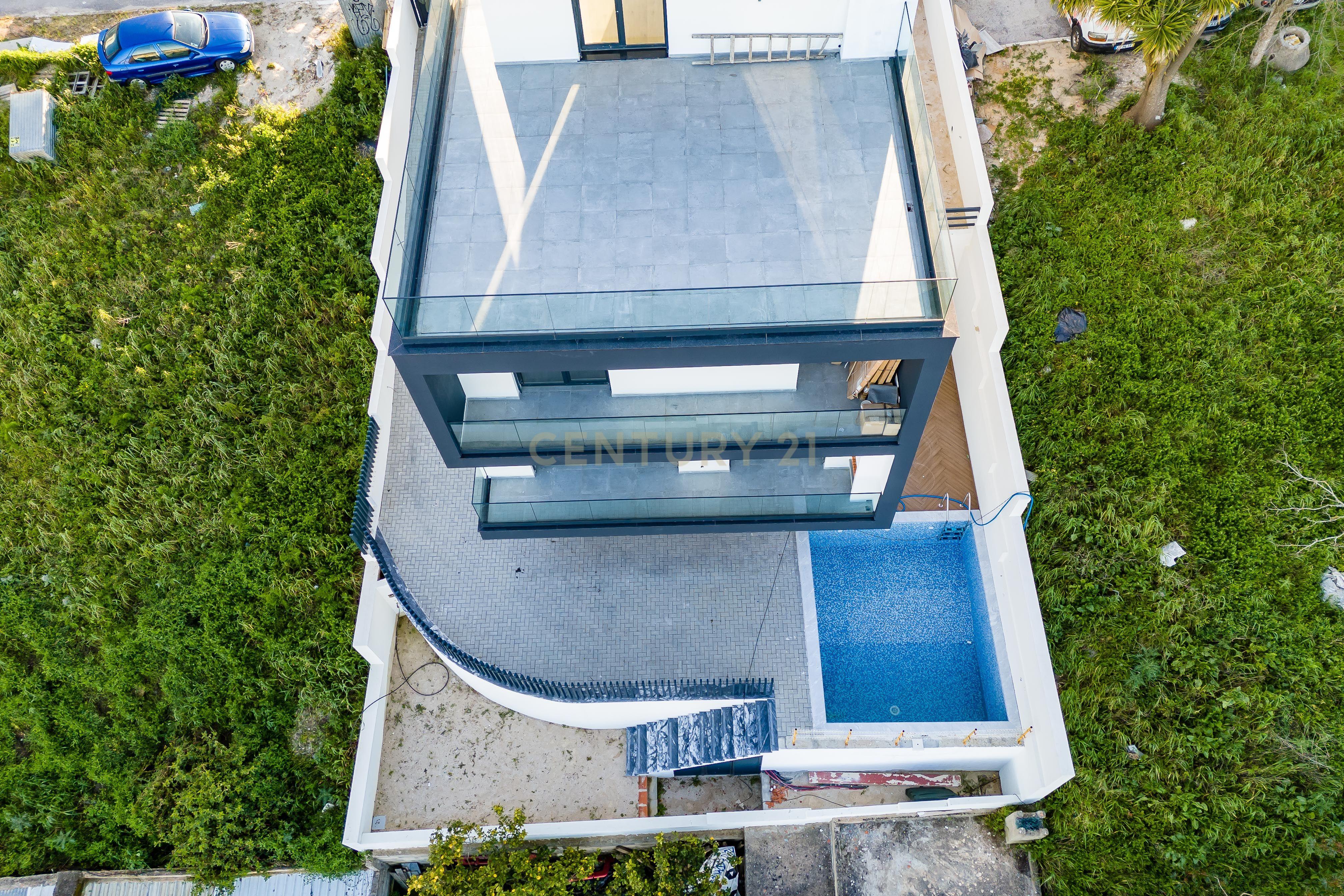 Luxuosa Moradia T4 com Piscina e Vista Panorâmica em Odivelas - Image 4