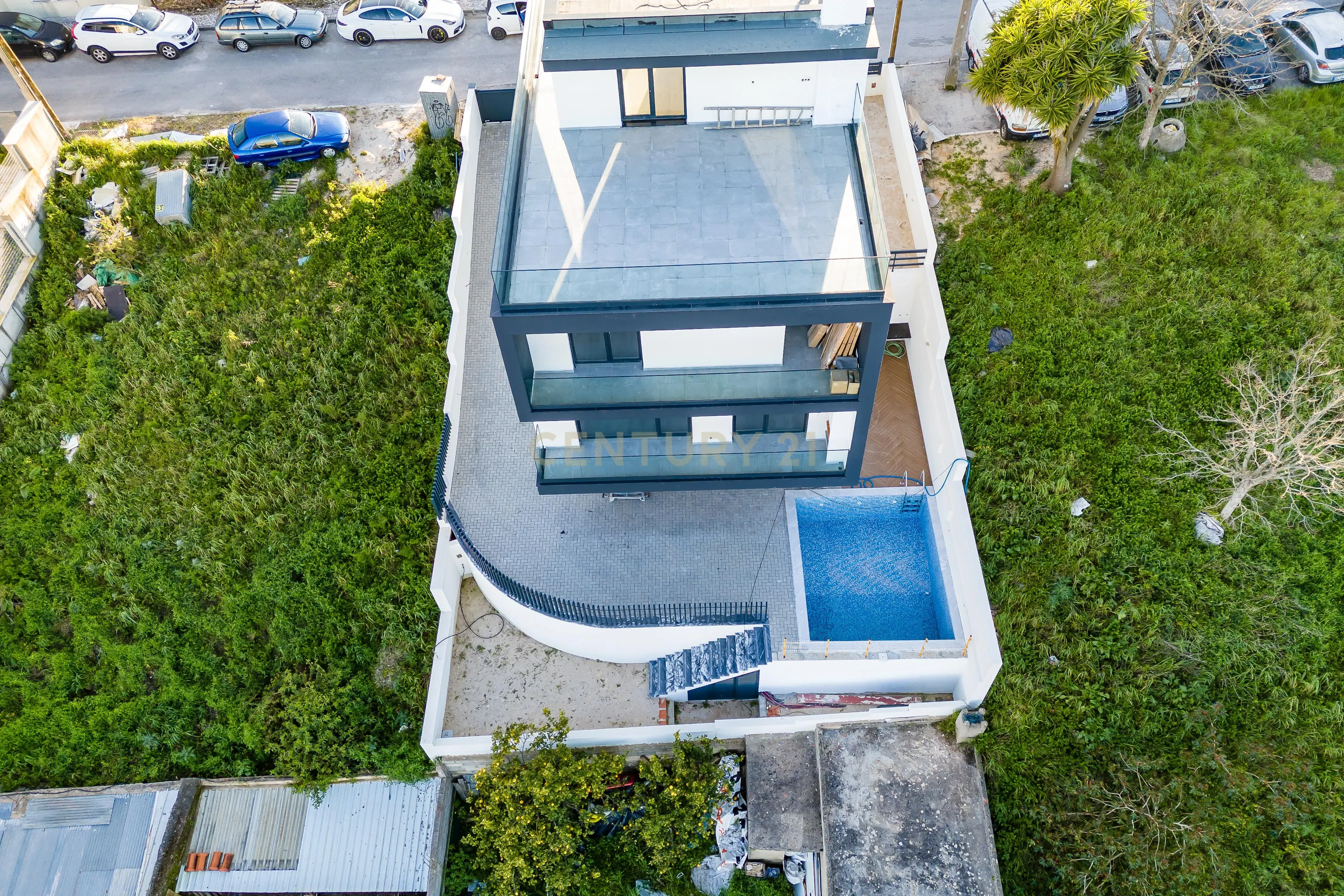 Luxuosa Moradia T4 com Piscina e Vista Panorâmica em Odivelas - Image 14