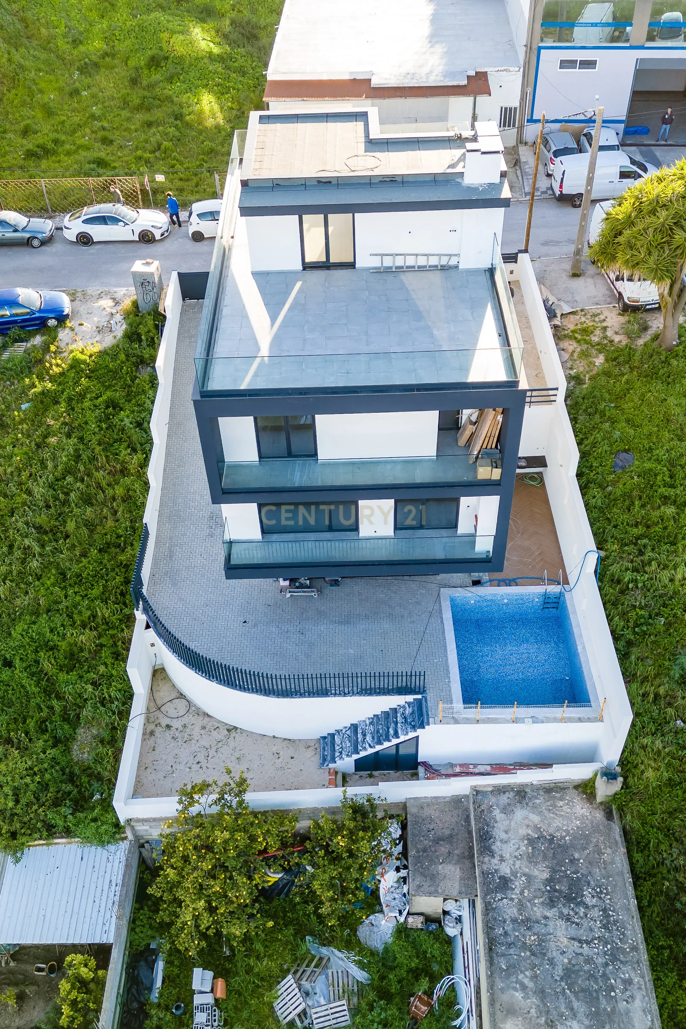 Luxuosa Moradia T4 com Piscina e Vista Panorâmica em Odivelas - Image 11