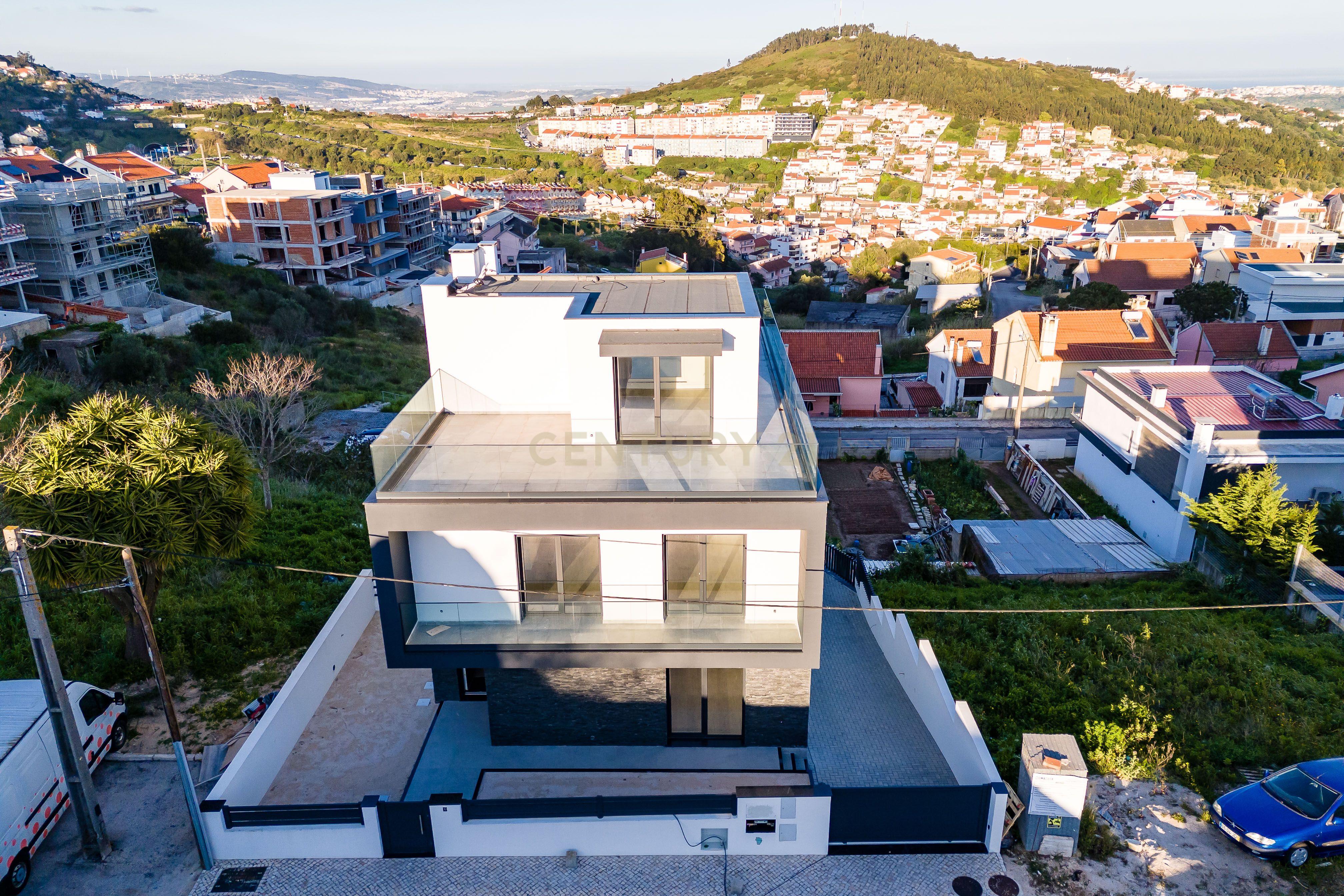 Luxuosa Moradia T4 com Piscina e Vista Panorâmica em Odivelas - Image 13