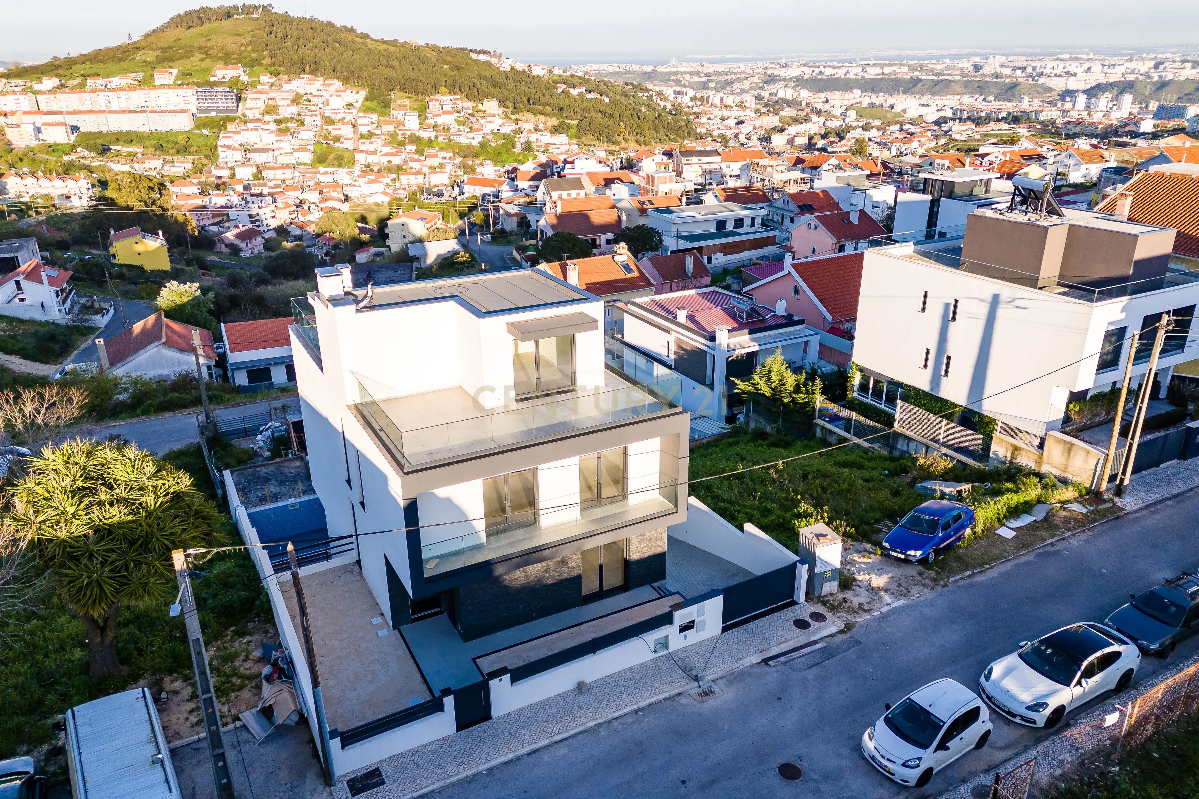 Luxuosa Moradia T4 com Piscina e Vista Panorâmica em Odivelas - Image 8