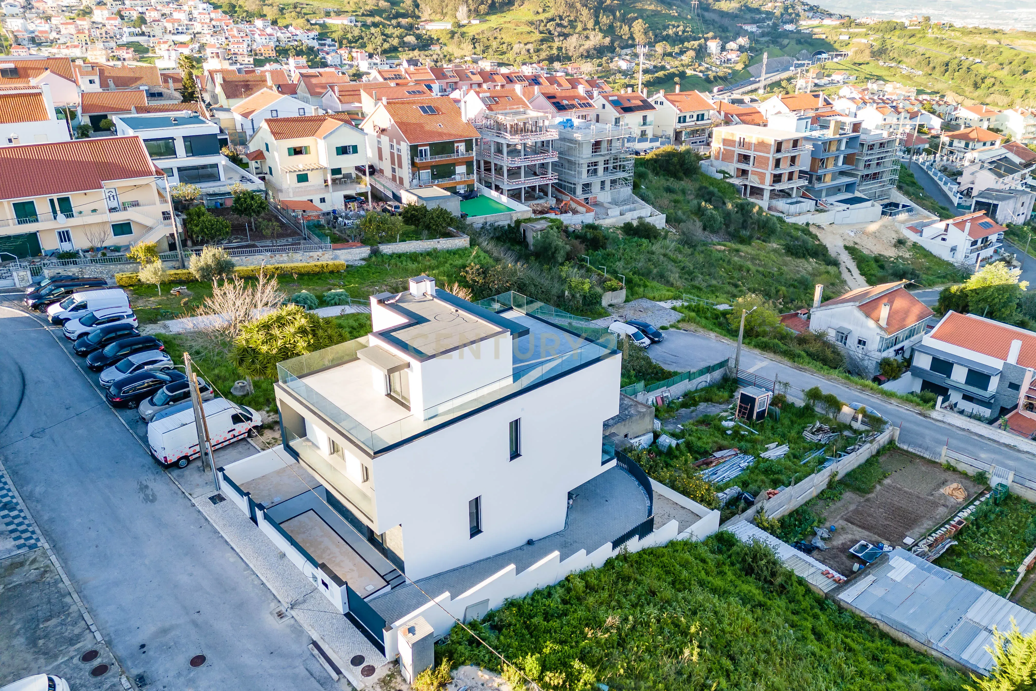 Luxuosa Moradia T4 com Piscina e Vista Panorâmica em Odivelas - Image 2