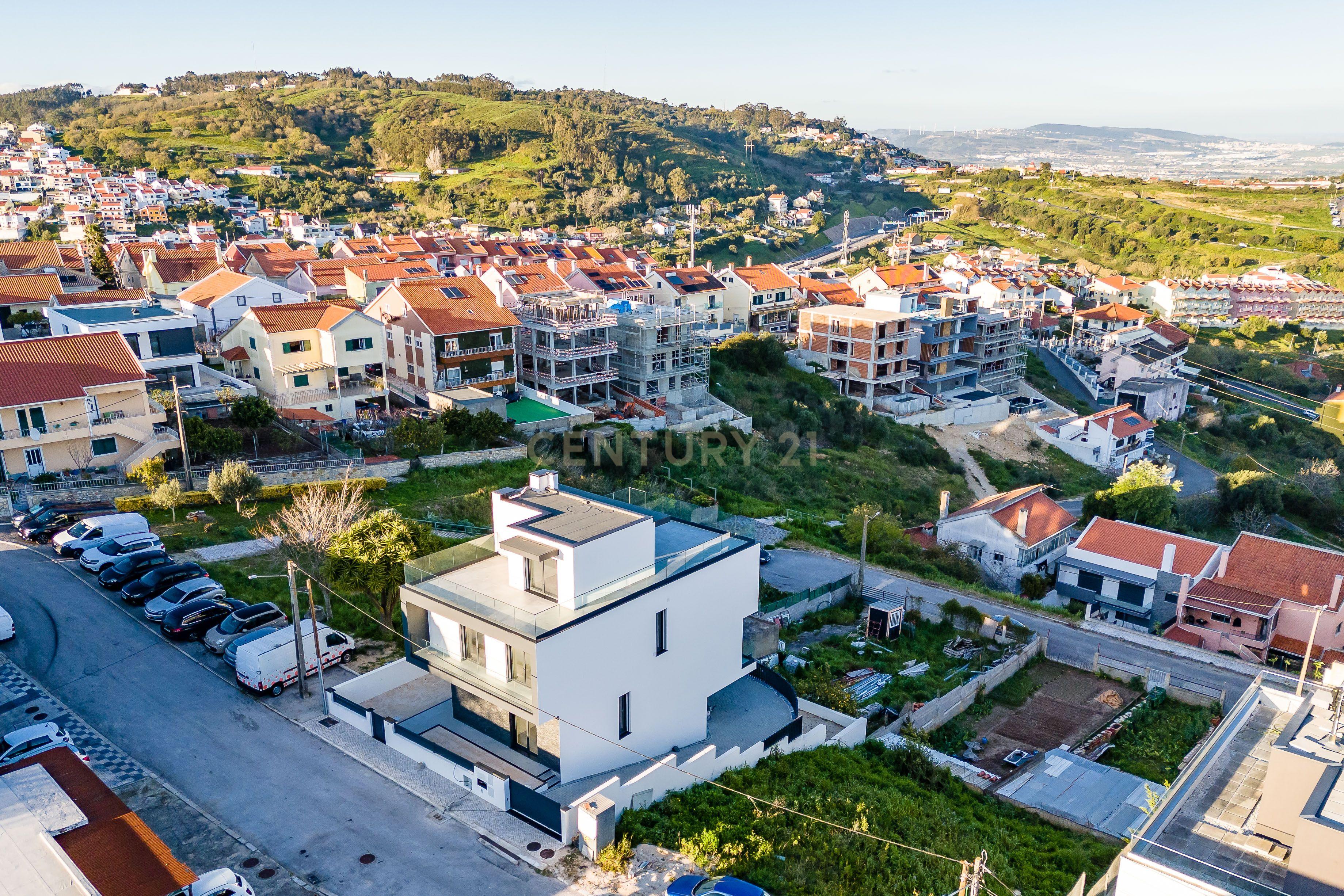 Luxuosa Moradia T4 com Piscina e Vista Panorâmica em Odivelas - Image 6