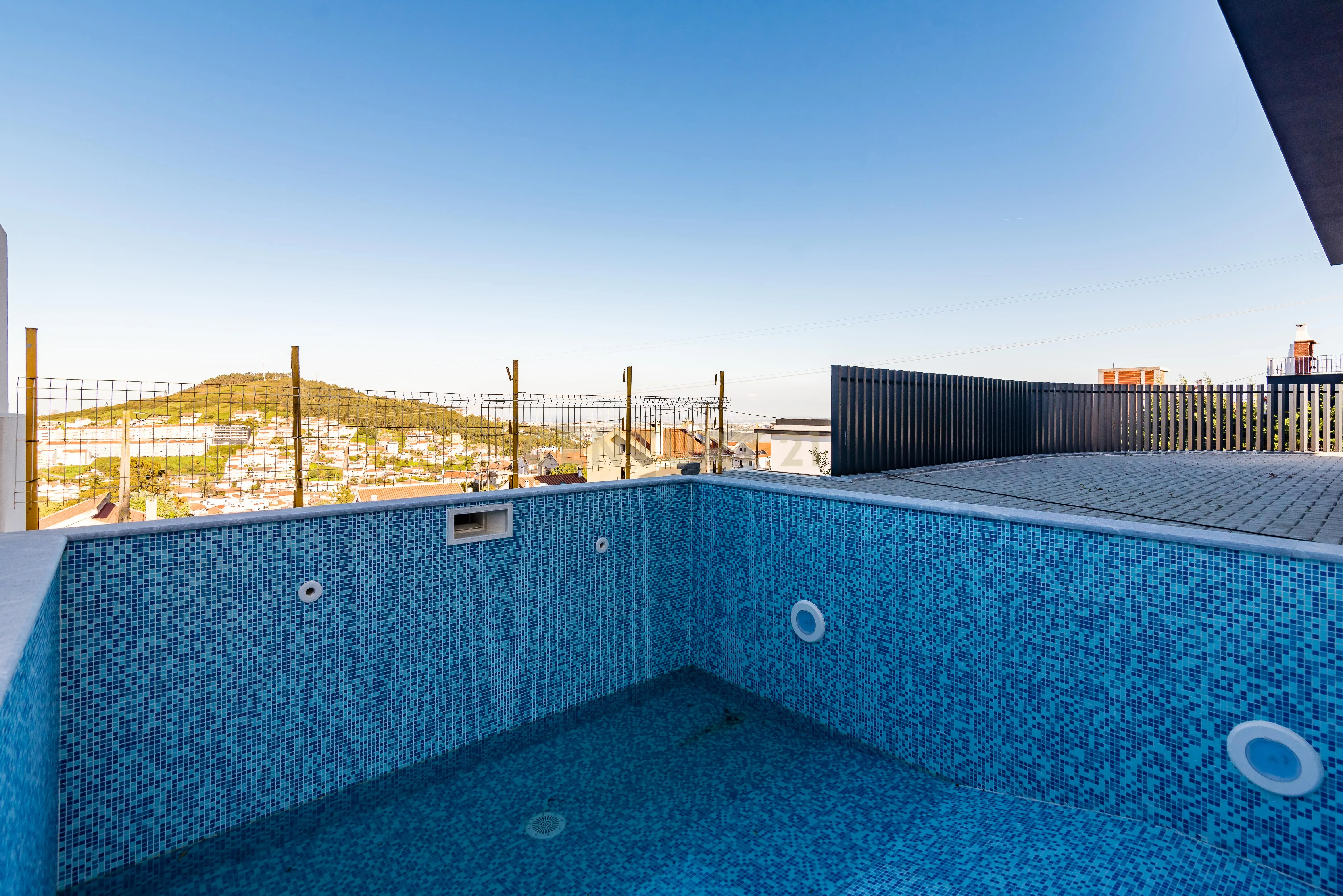 Luxuosa Moradia T4 com Piscina e Vista Panorâmica em Odivelas - Image 31