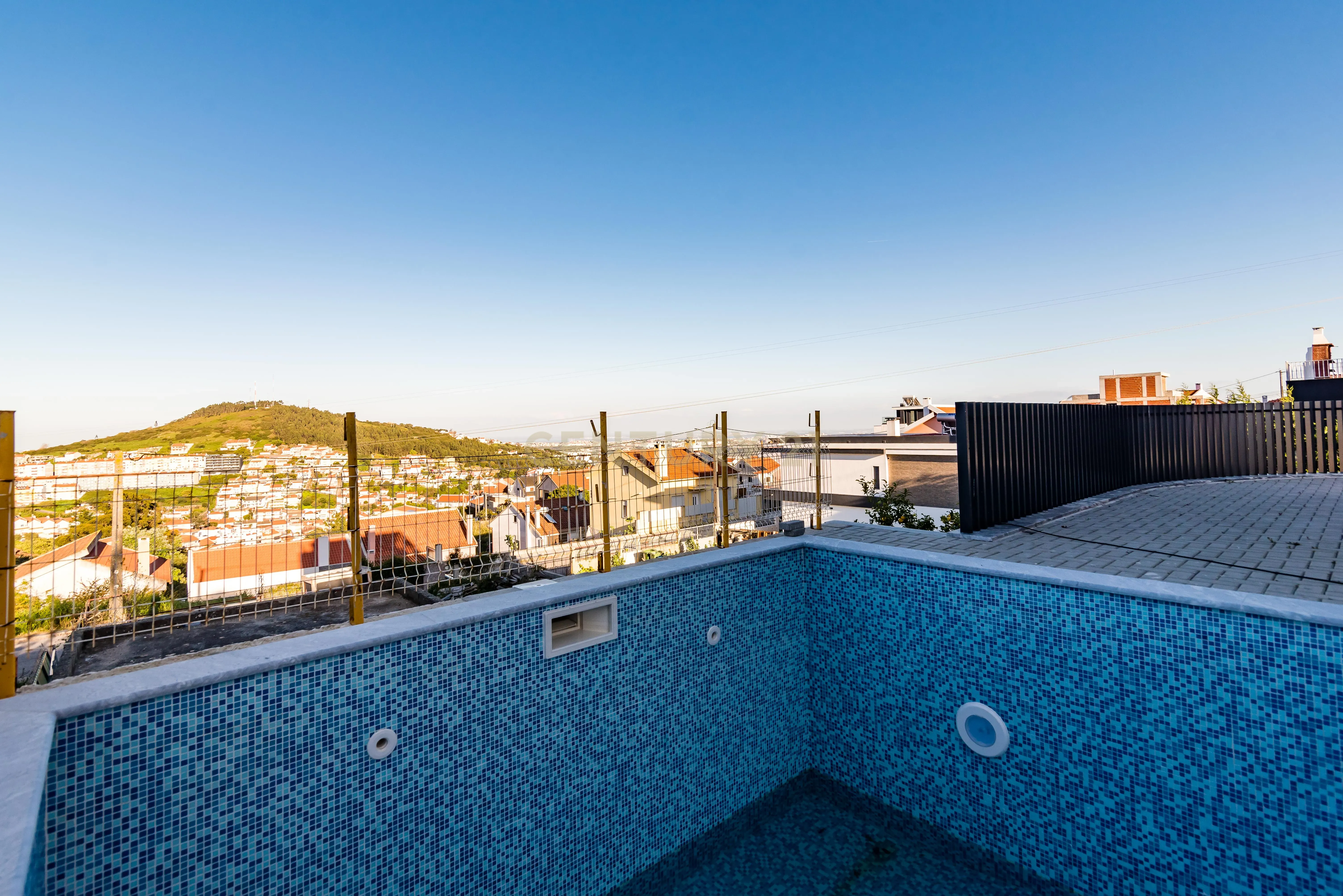Luxuosa Moradia T4 com Piscina e Vista Panorâmica em Odivelas - Image 36