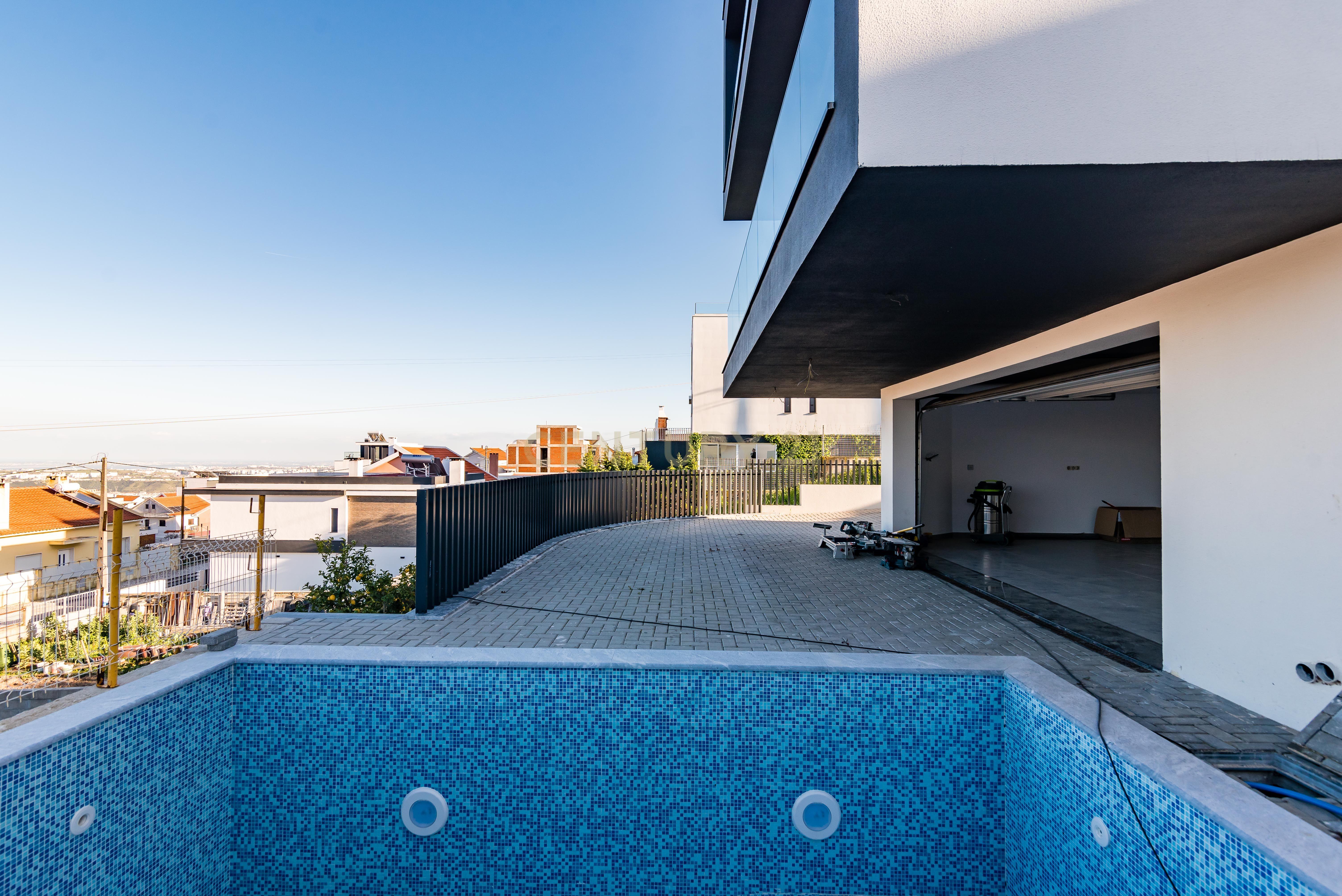 Luxuosa Moradia T4 com Piscina e Vista Panorâmica em Odivelas - Image 27
