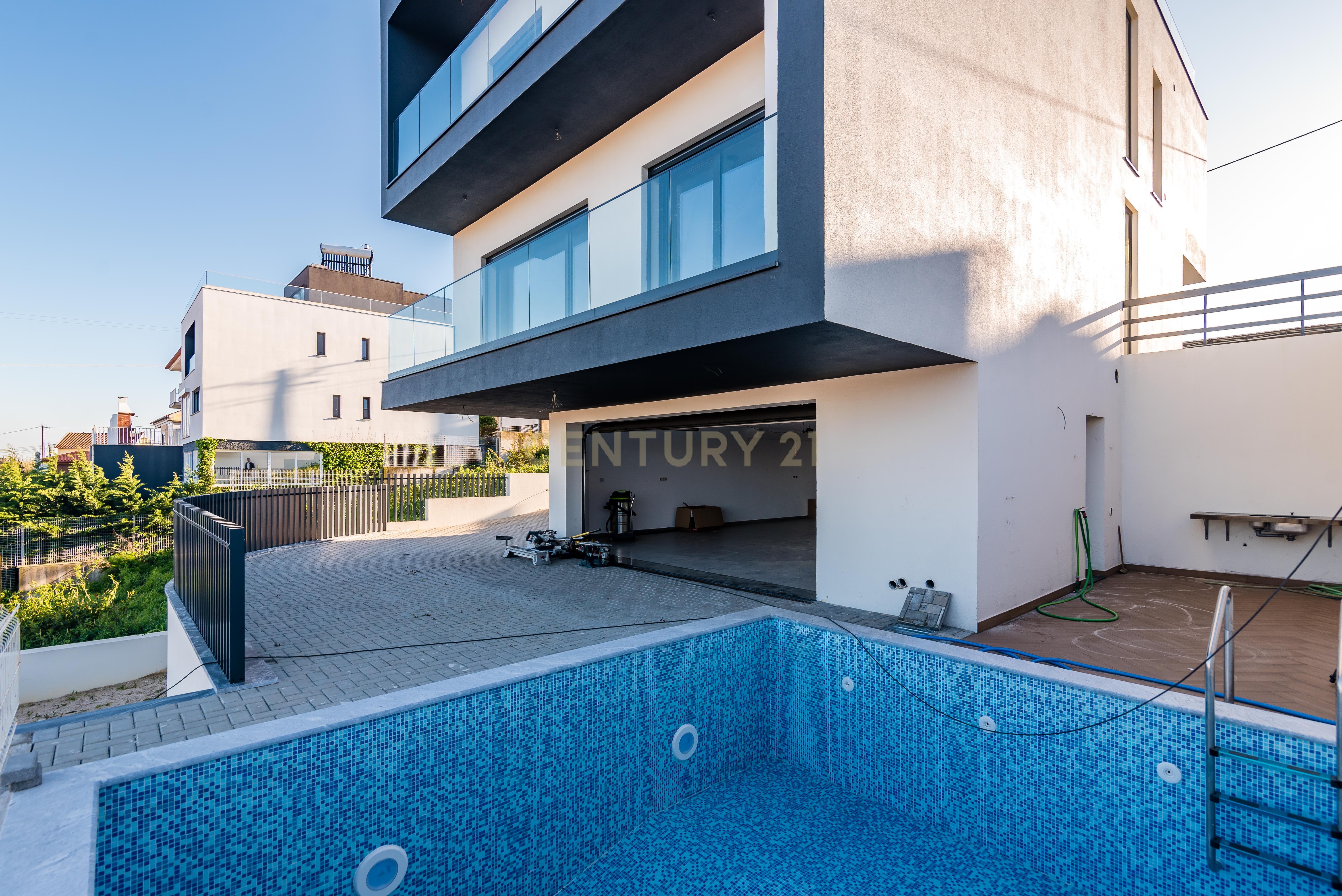 Luxuosa Moradia T4 com Piscina e Vista Panorâmica em Odivelas - Image 24