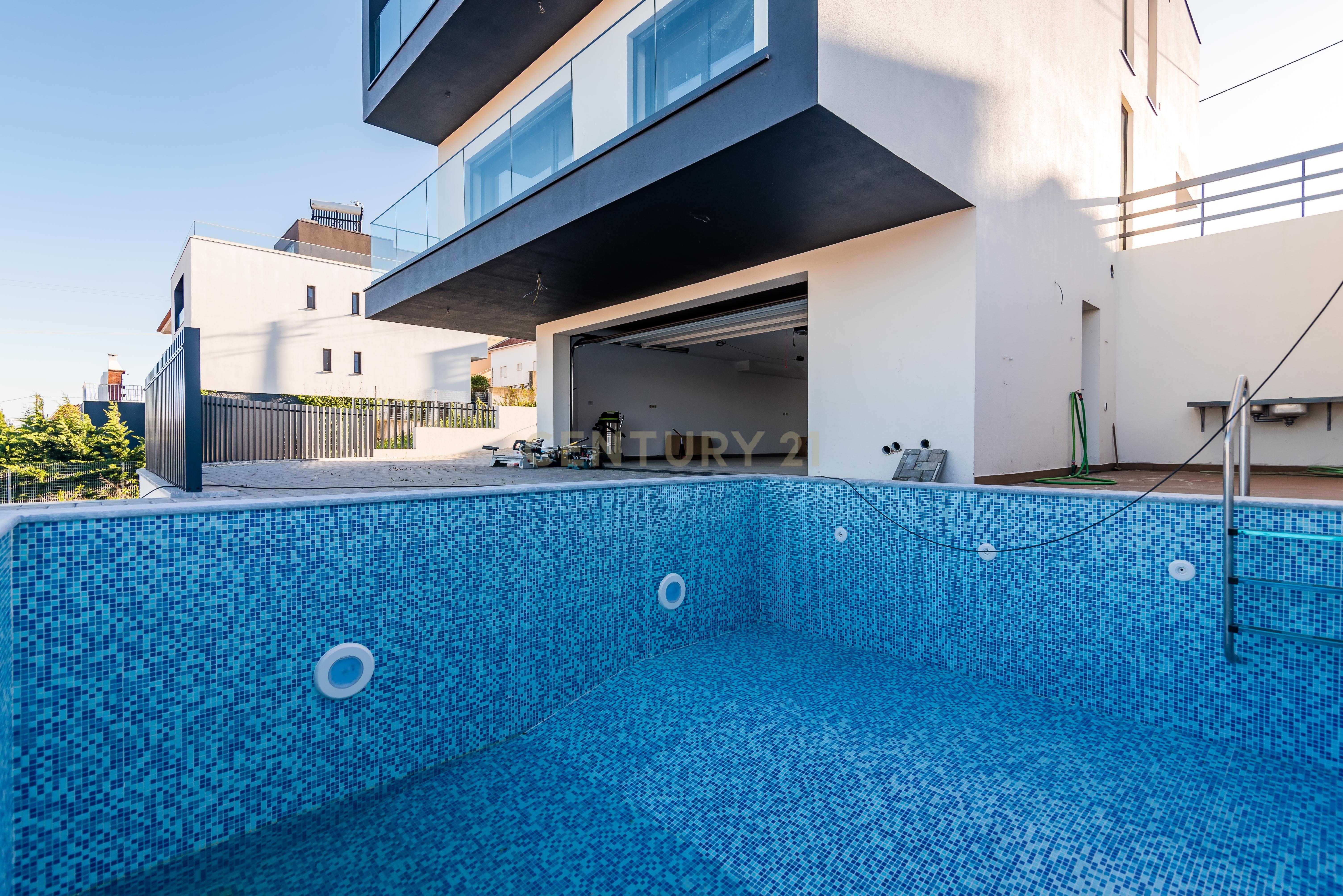 Luxuosa Moradia T4 com Piscina e Vista Panorâmica em Odivelas - Image 37