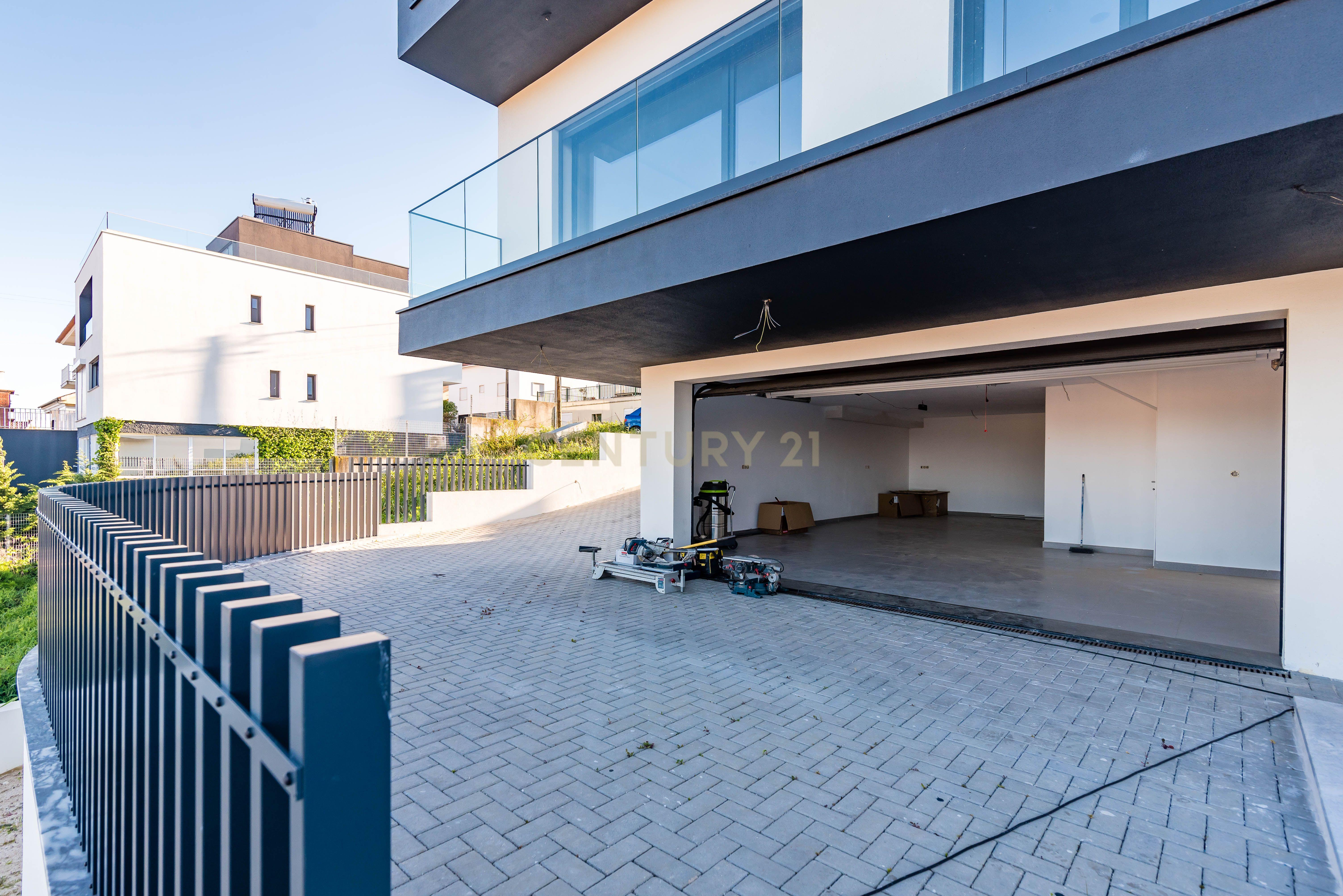 Luxuosa Moradia T4 com Piscina e Vista Panorâmica em Odivelas - Image 23