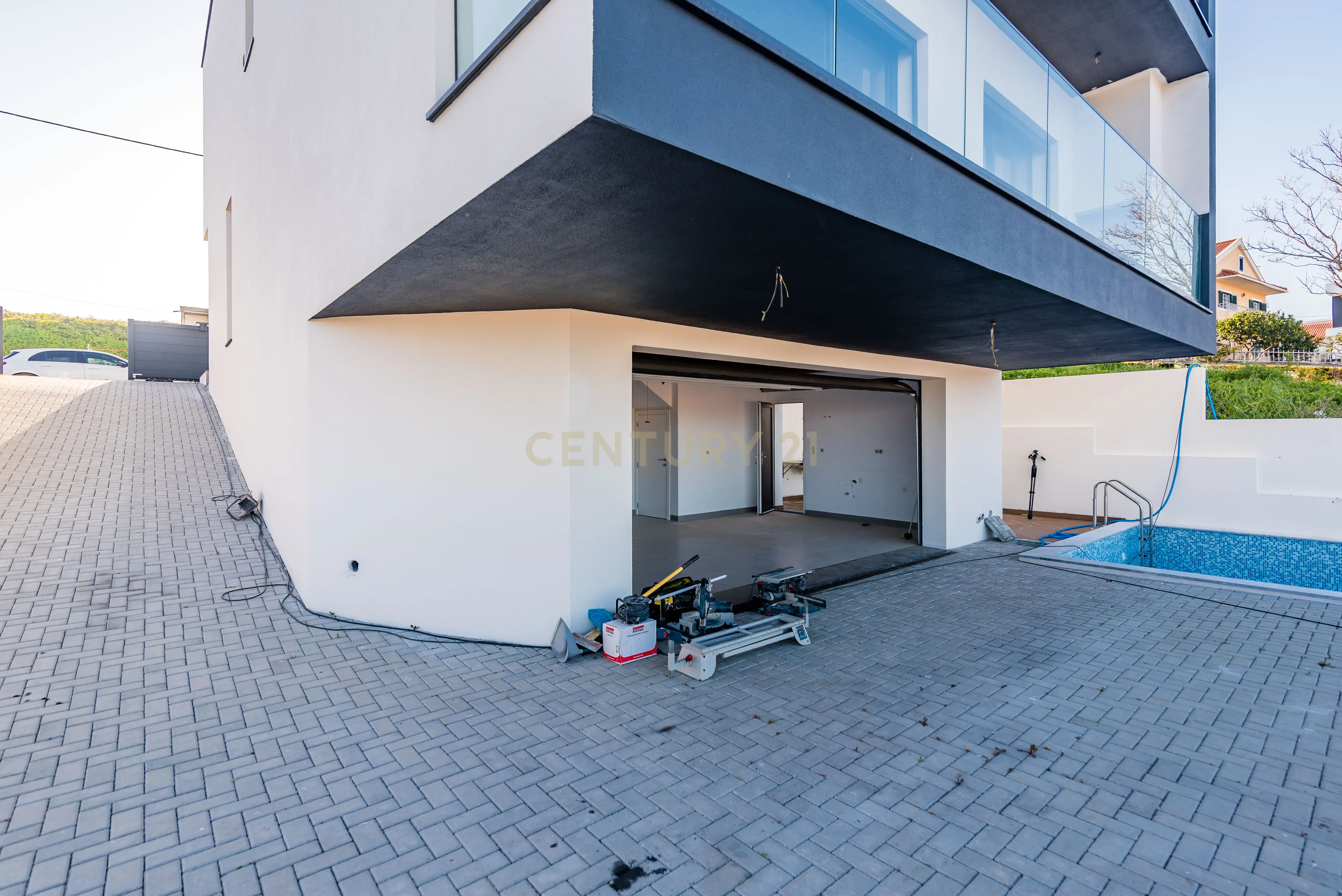 Luxuosa Moradia T4 com Piscina e Vista Panorâmica em Odivelas - Image 22