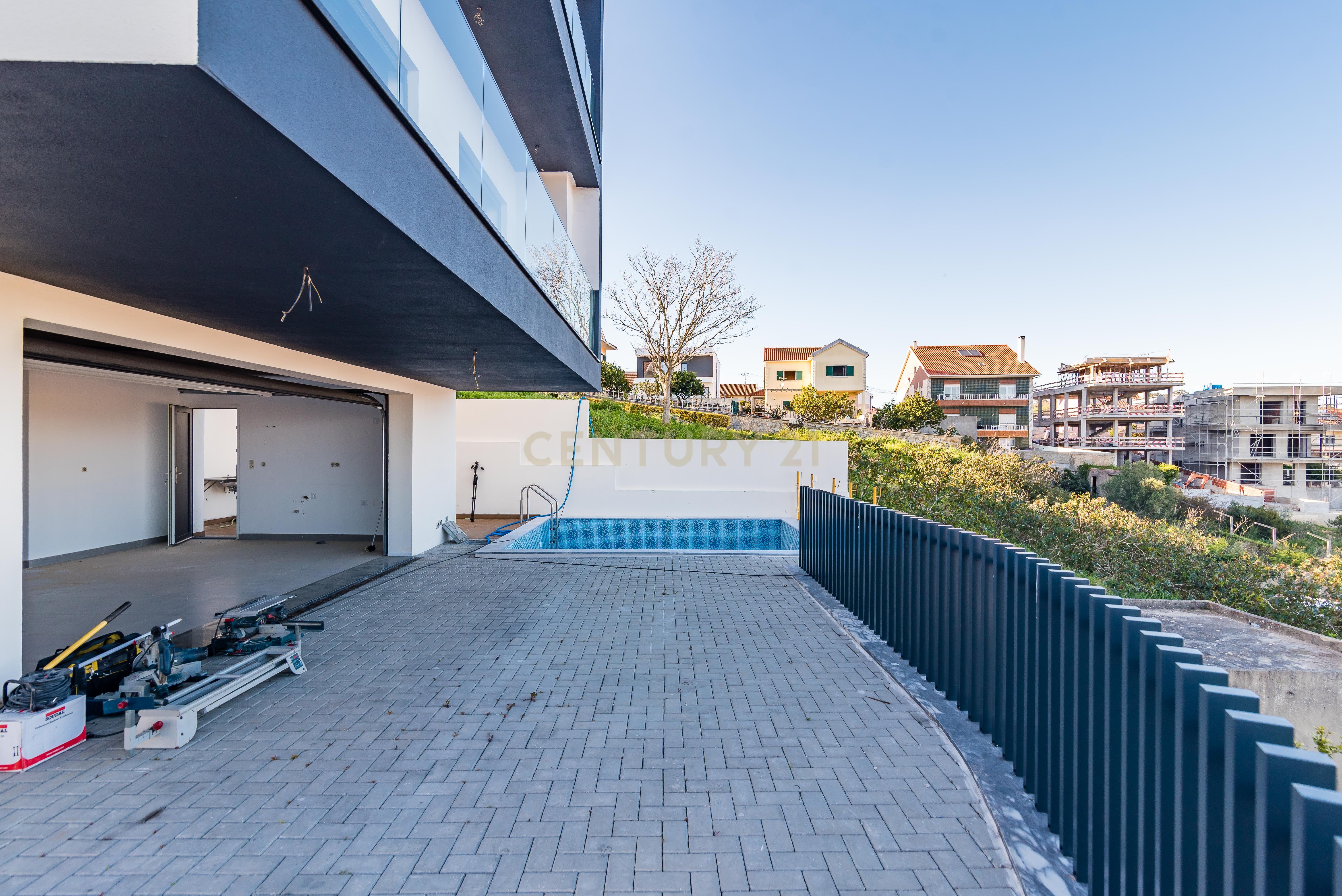 Luxuosa Moradia T4 com Piscina e Vista Panorâmica em Odivelas - Image 26