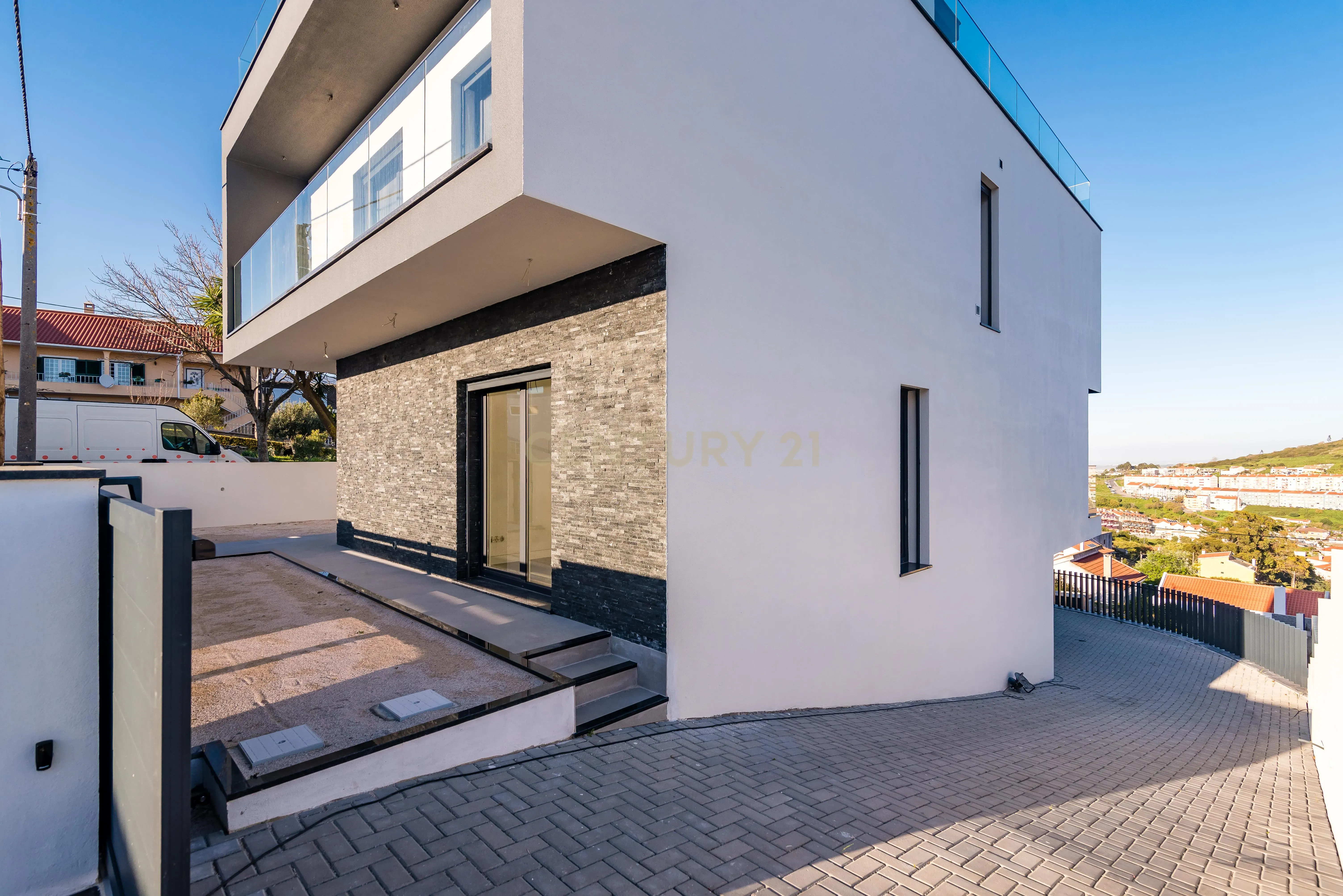 Luxuosa Moradia T4 com Piscina e Vista Panorâmica em Odivelas - Image 29