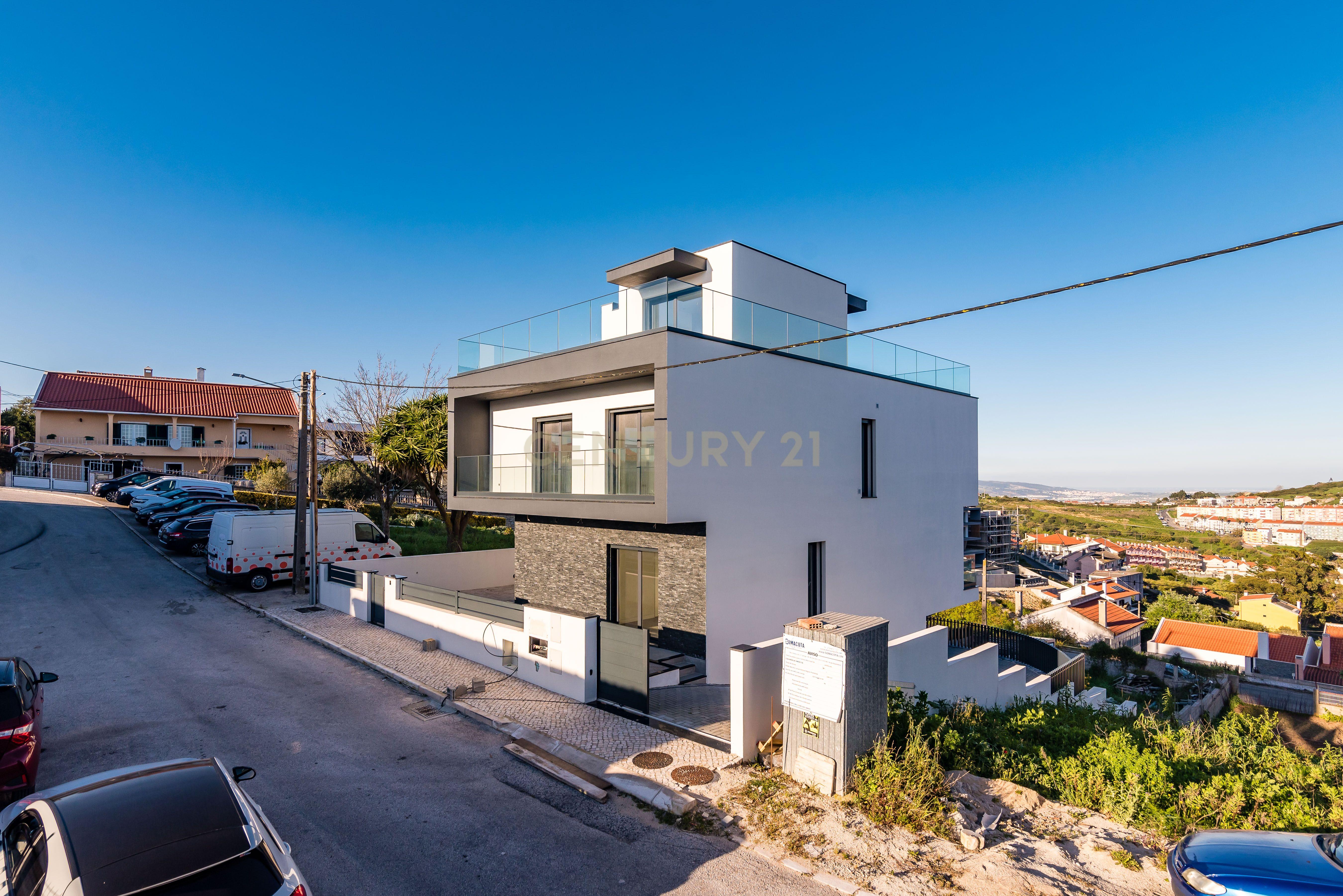 Luxuosa Moradia T4 com Piscina e Vista Panorâmica em Odivelas - Image 38