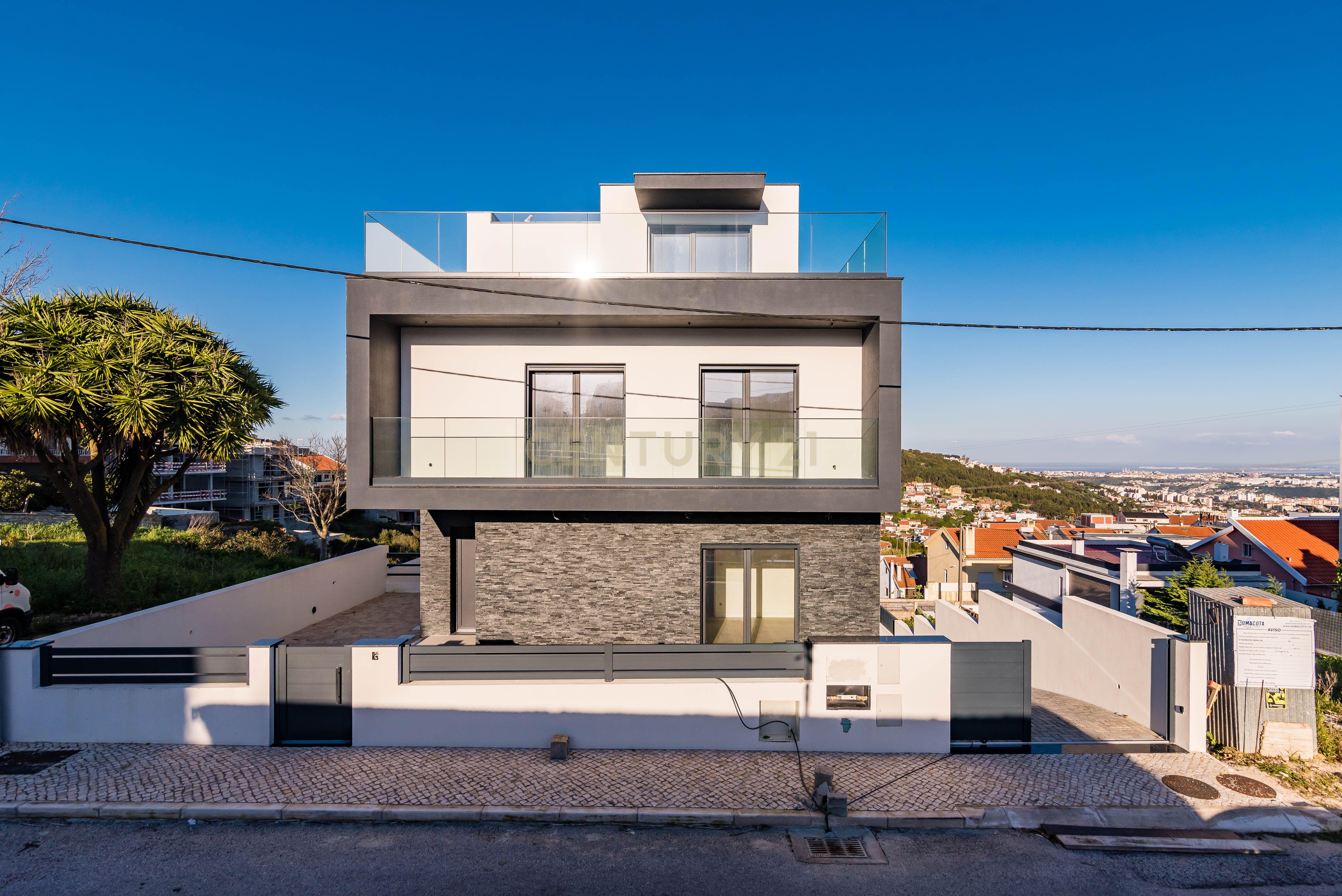 Luxuosa Moradia T4 com Piscina e Vista Panorâmica em Odivelas - Image 25