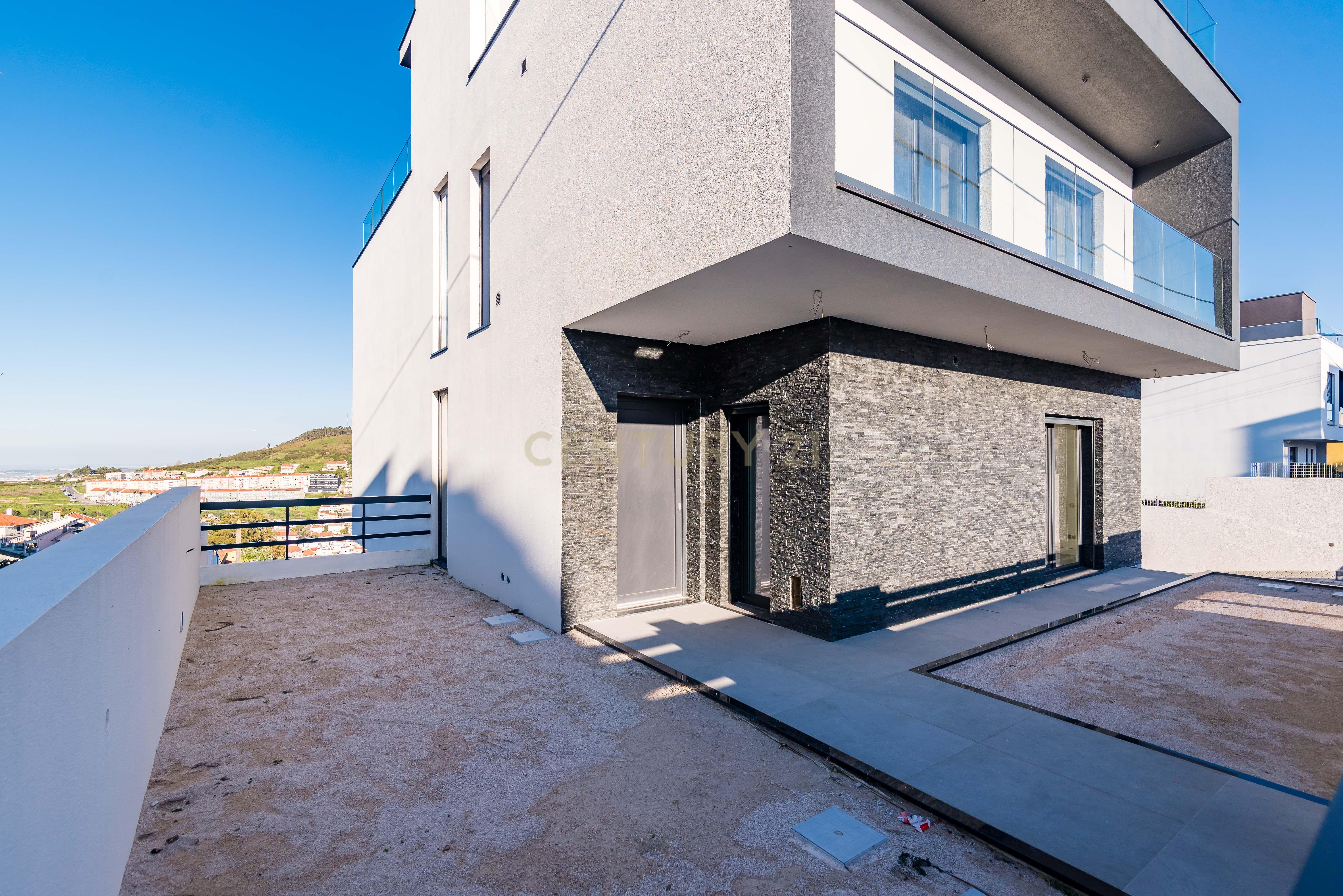 Luxuosa Moradia T4 com Piscina e Vista Panorâmica em Odivelas - Image 34