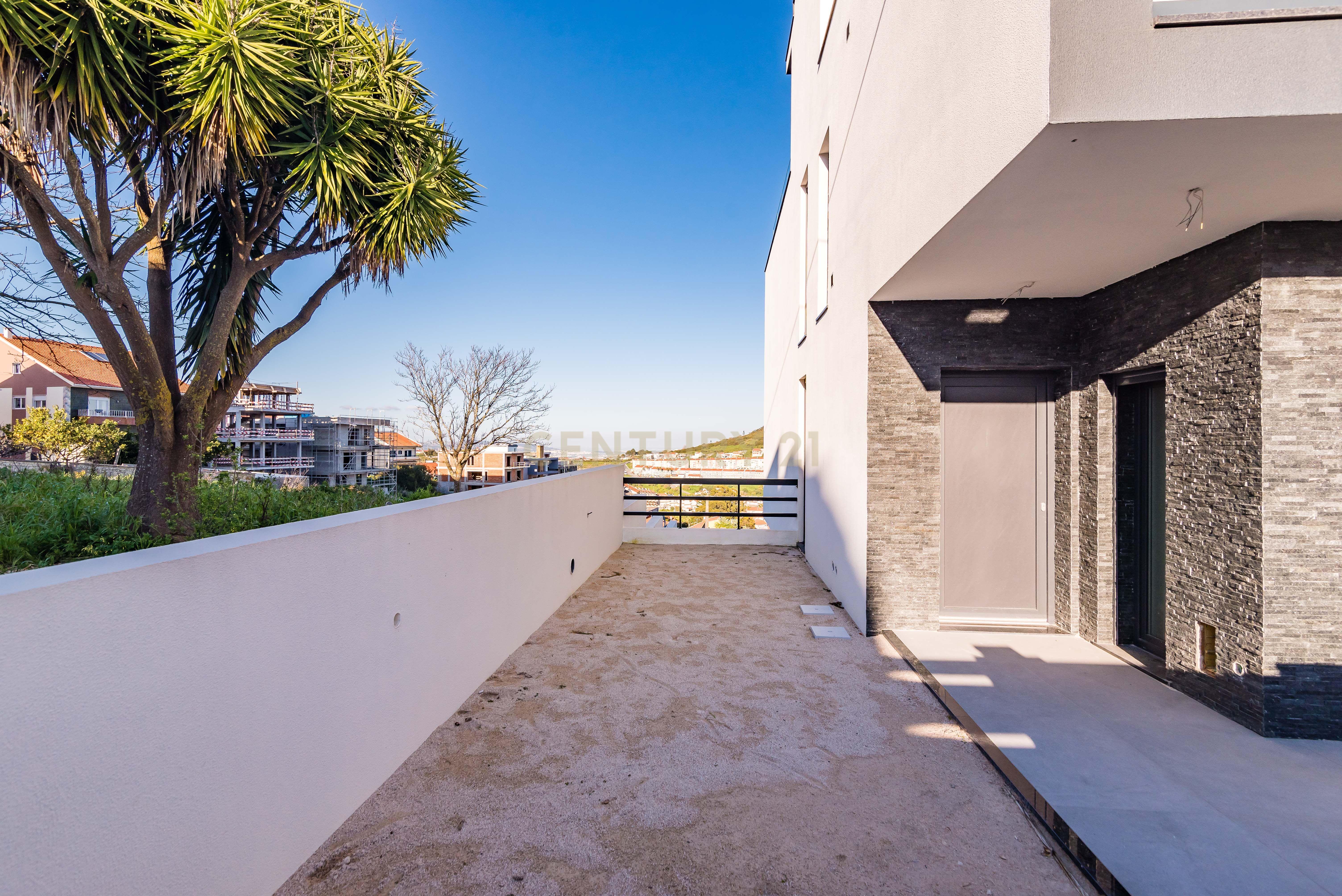 Luxuosa Moradia T4 com Piscina e Vista Panorâmica em Odivelas - Image 35