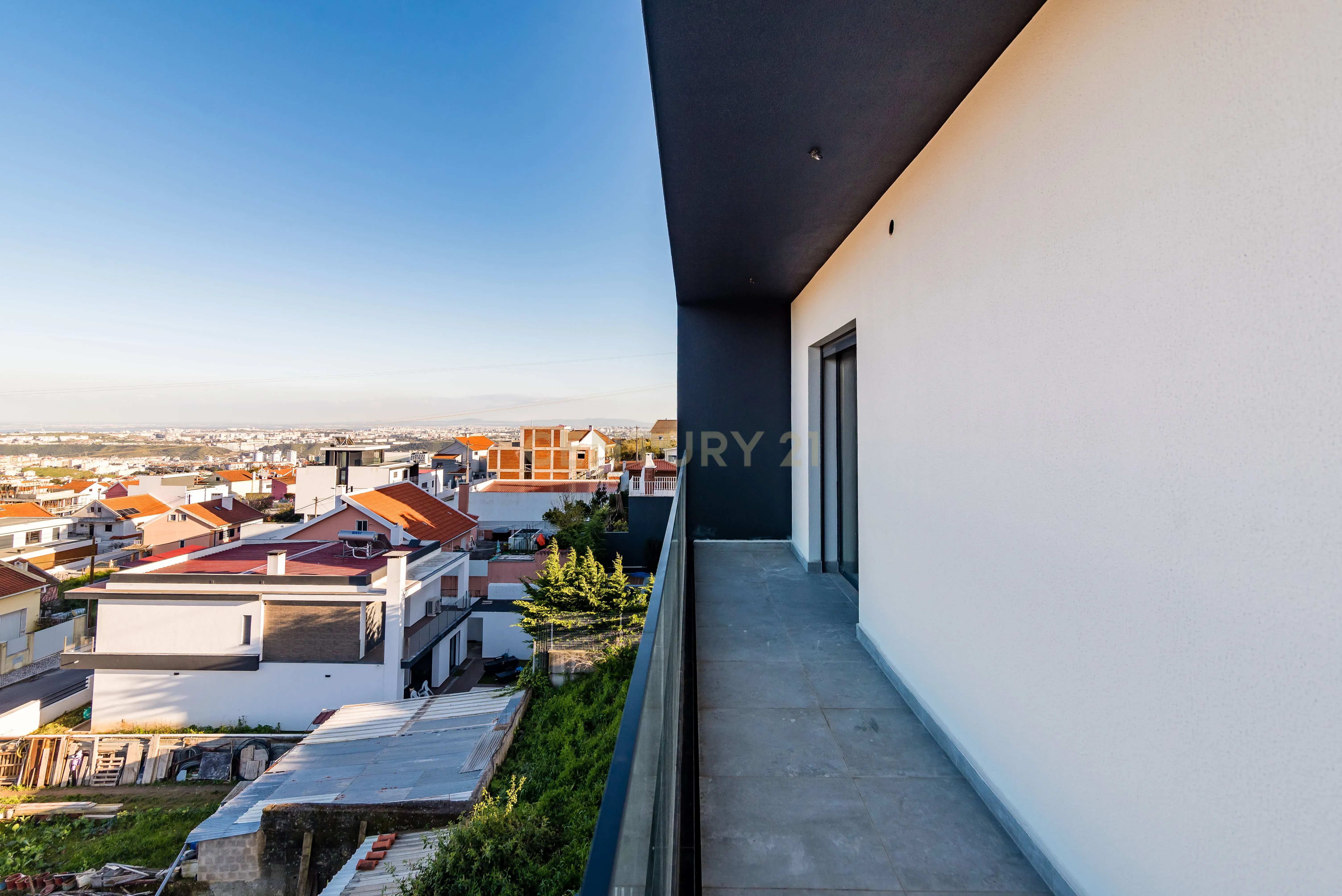 Luxuosa Moradia T4 com Piscina e Vista Panorâmica em Odivelas - Image 32