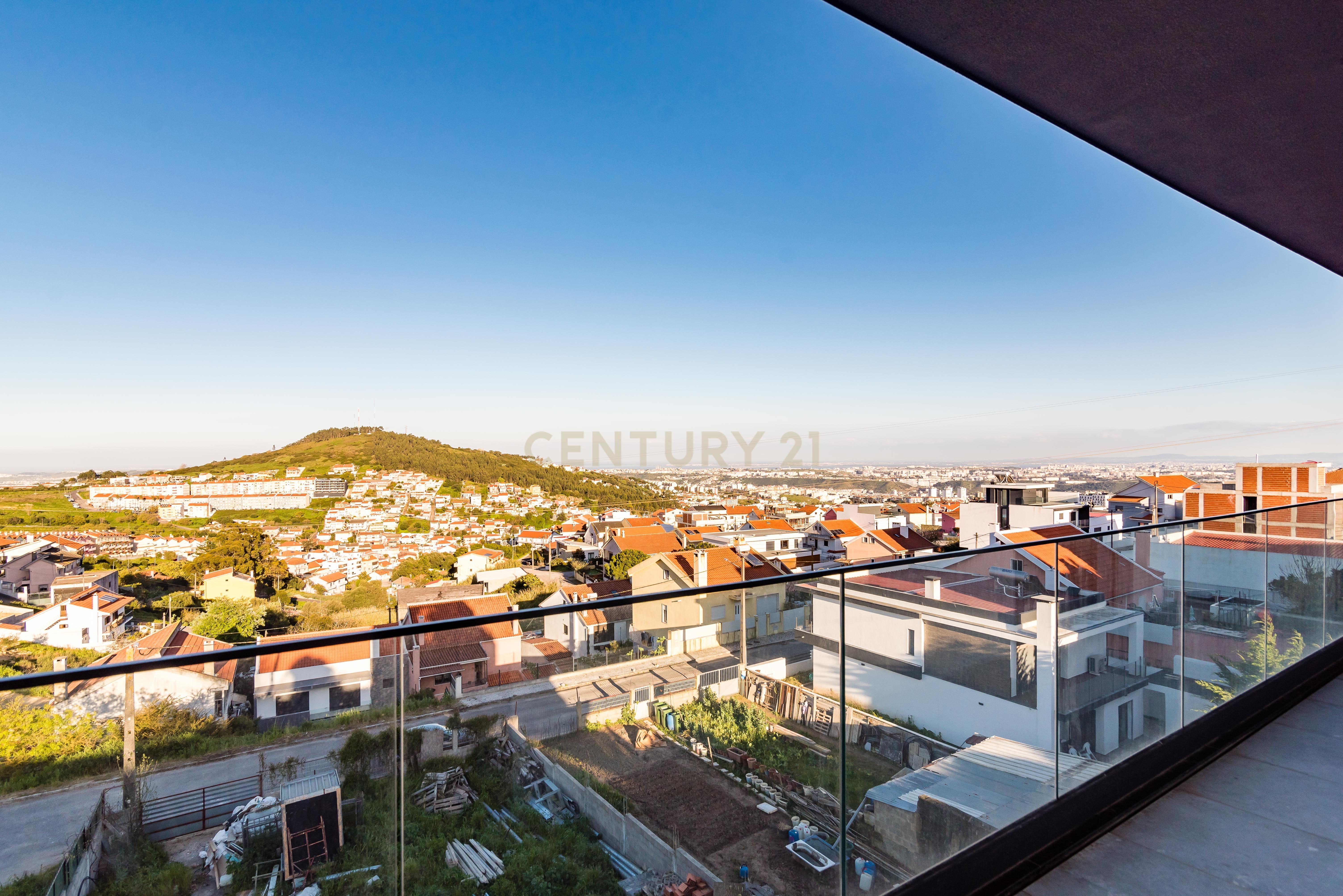 Luxuosa Moradia T4 com Piscina e Vista Panorâmica em Odivelas - Image 28