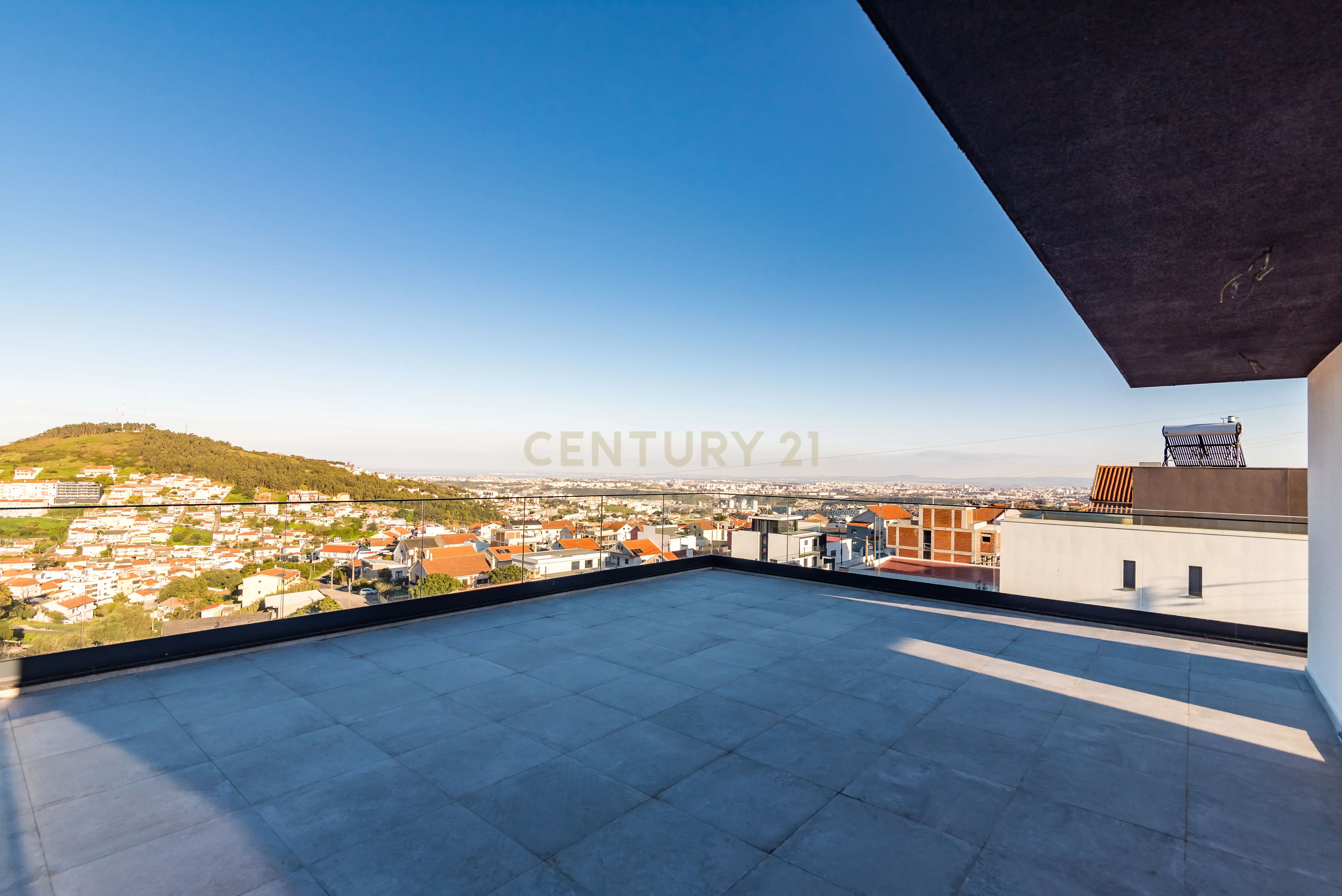 Luxuosa Moradia T4 com Piscina e Vista Panorâmica em Odivelas - Image 44