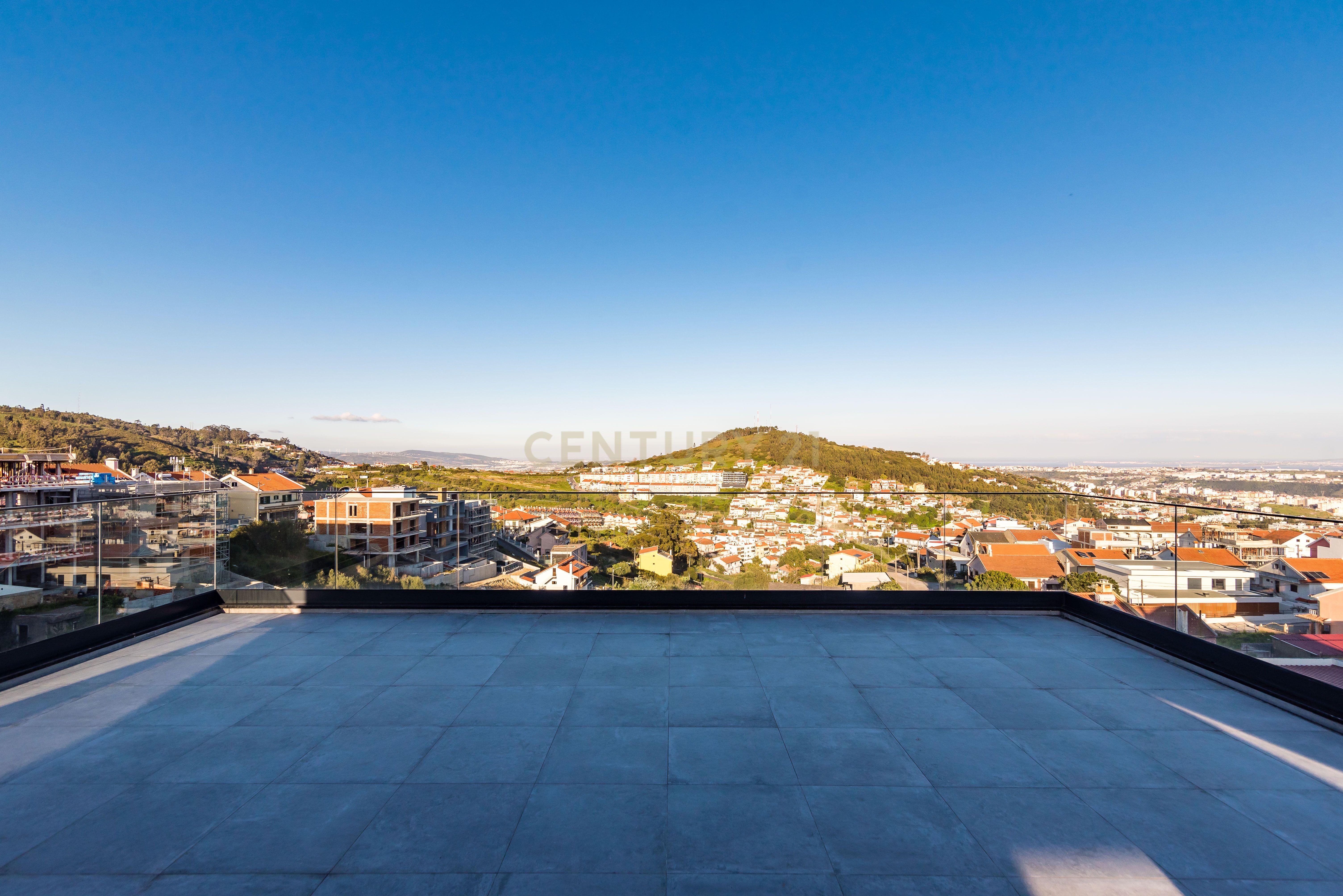 Luxuosa Moradia T4 com Piscina e Vista Panorâmica em Odivelas - Image 42
